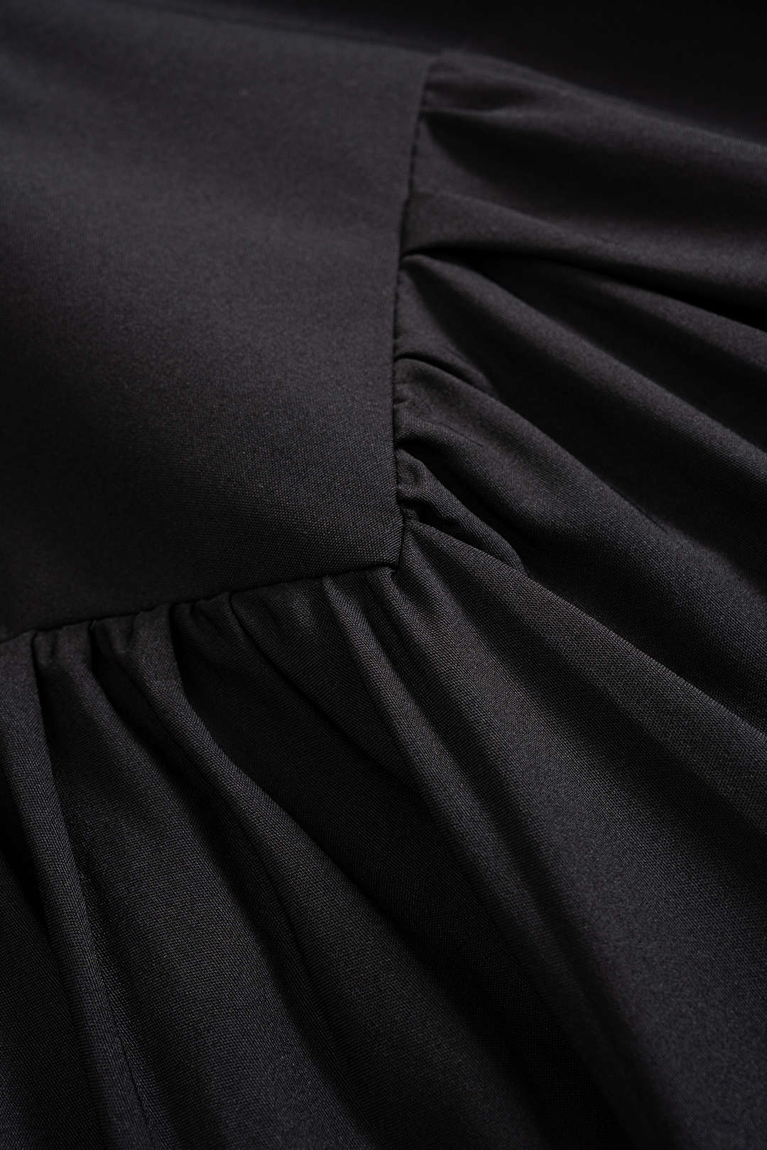 חצאית נפוחה עם מותן גבוה וקשירה 