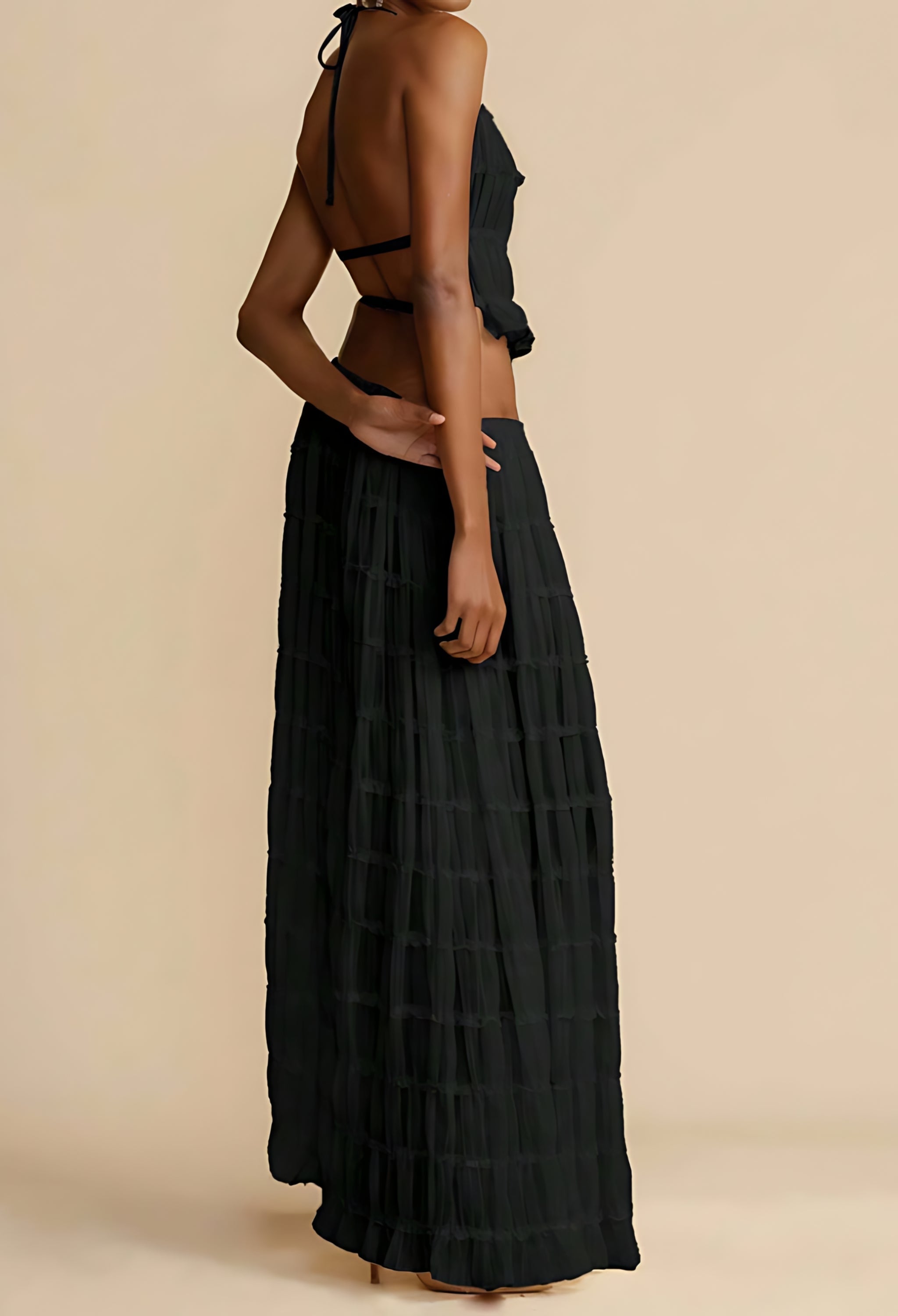 Conjunto Falda Maxi Negra Con Cuello Alto Y Volantes