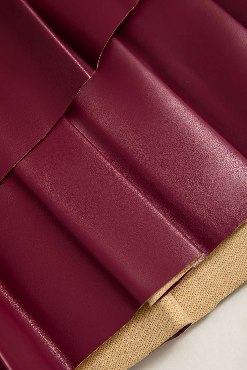 חצאית אסימטרית דמוית עור חלקה עם קפלים 