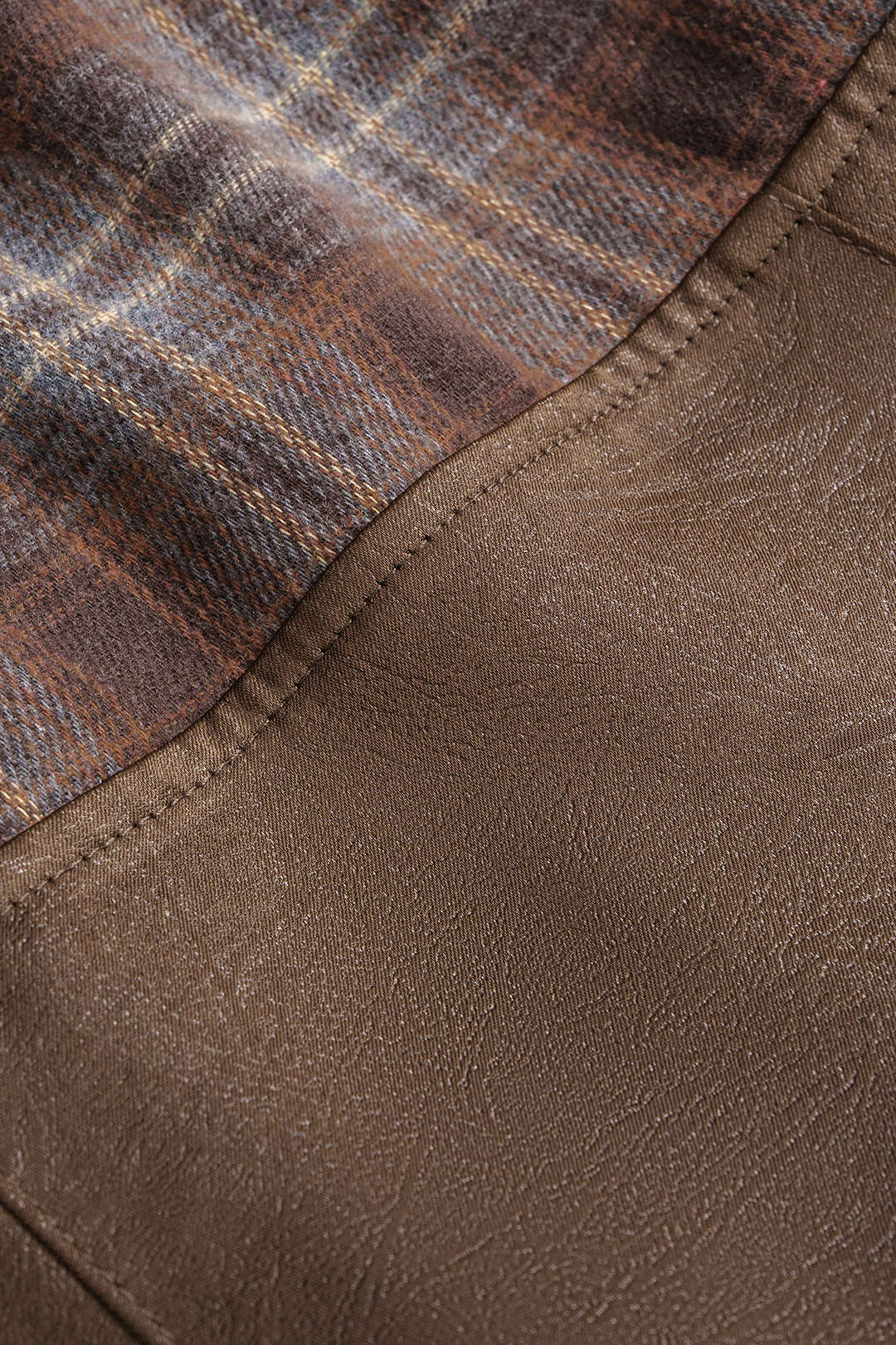 חולצה ארוכת שרוולים עם רוכסן, הדפס משובץ וטלאים של סאטן 