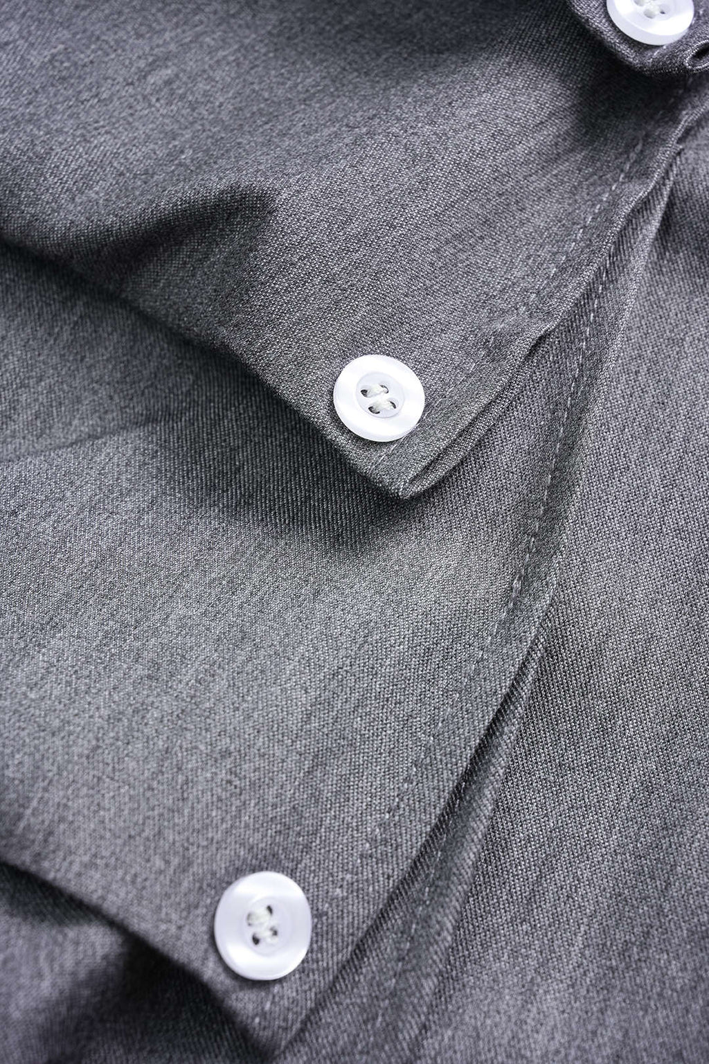 חצאית אסימטרית עם כפתורים וקשירה לא סדירה 