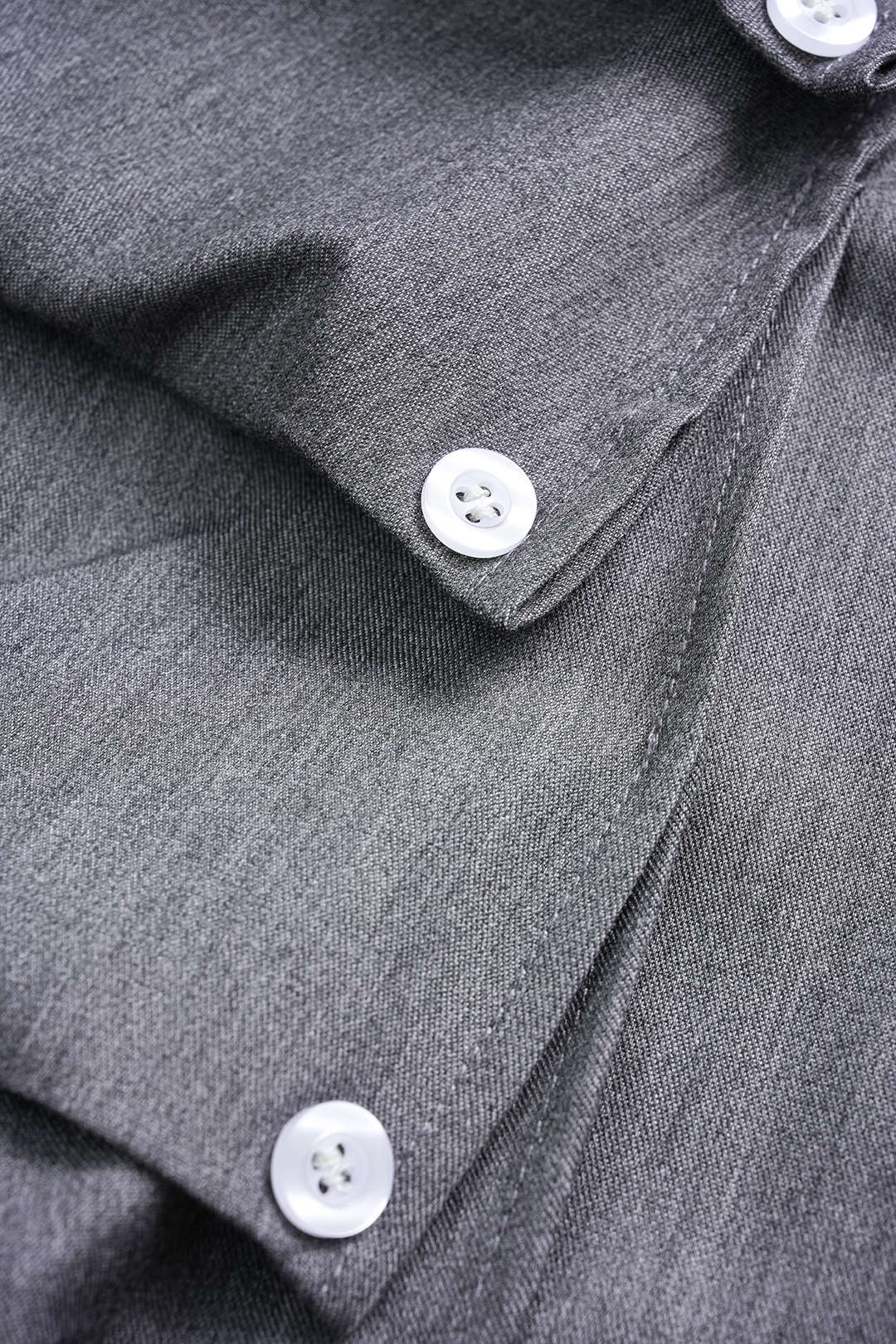 חצאית אסימטרית עם כפתורים וקשירה לא סדירה 