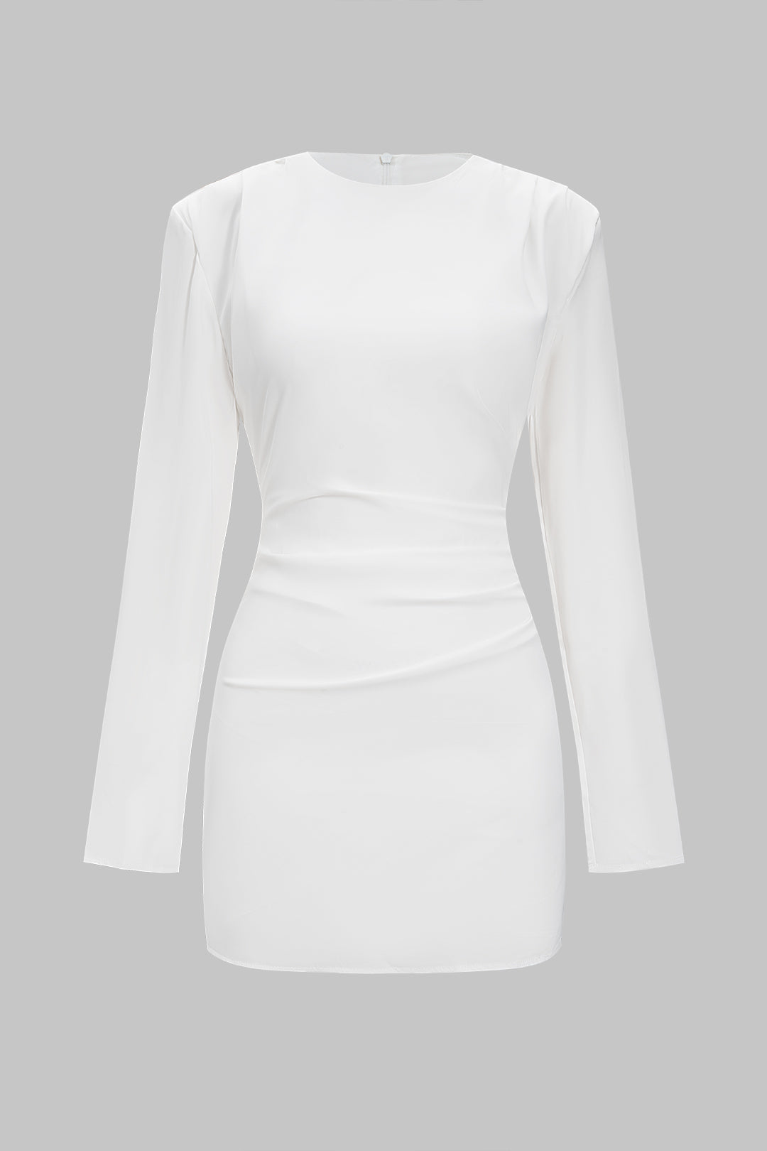 שמלת מיני עם קפלים בגזרה גבוהה, רפידות כתפיים ושרוולים ארוכים 