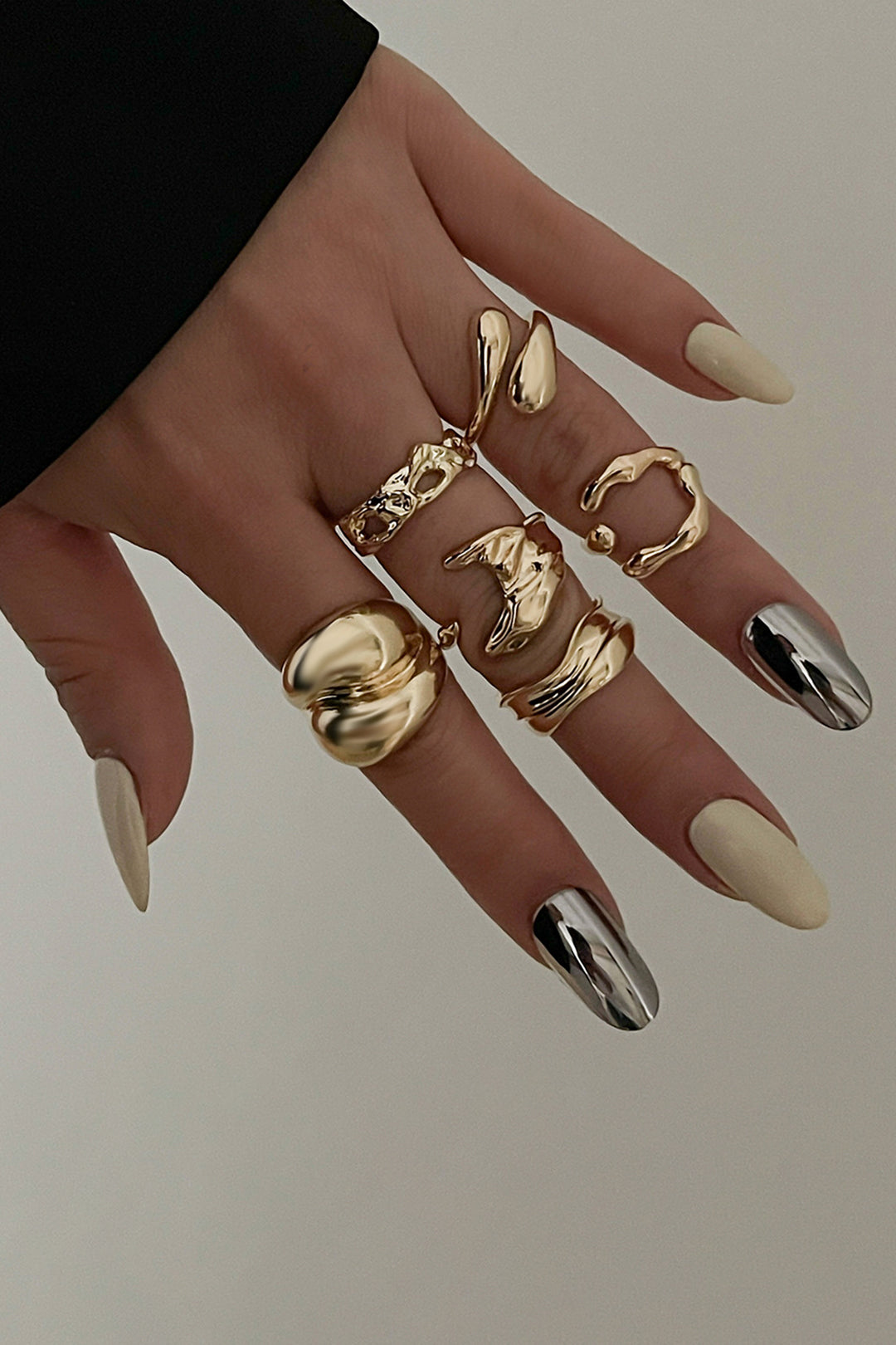 Anillo Multicapas Entretejidas de Diseño Irregular Elegante