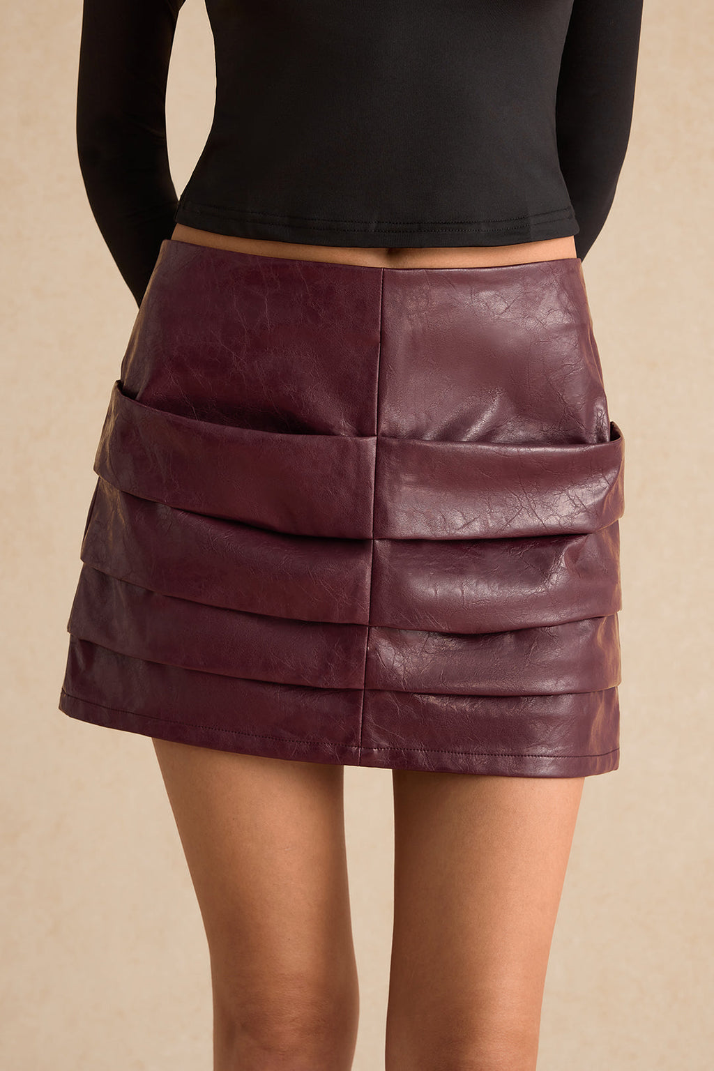 חצאית דמוית עור עם עיטורי קפלים 