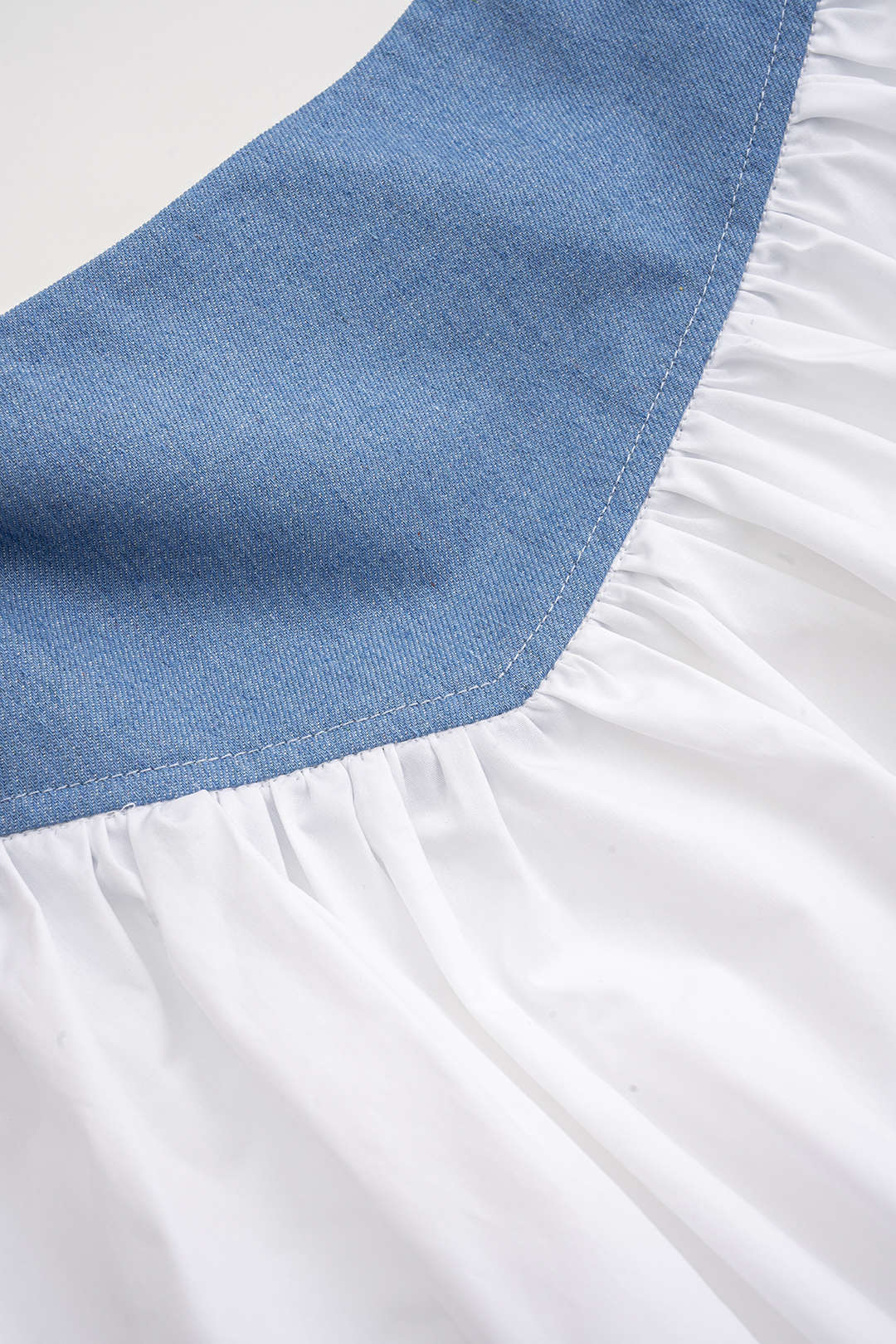 חצאית ג'ינס עם טלאים וקשירה 