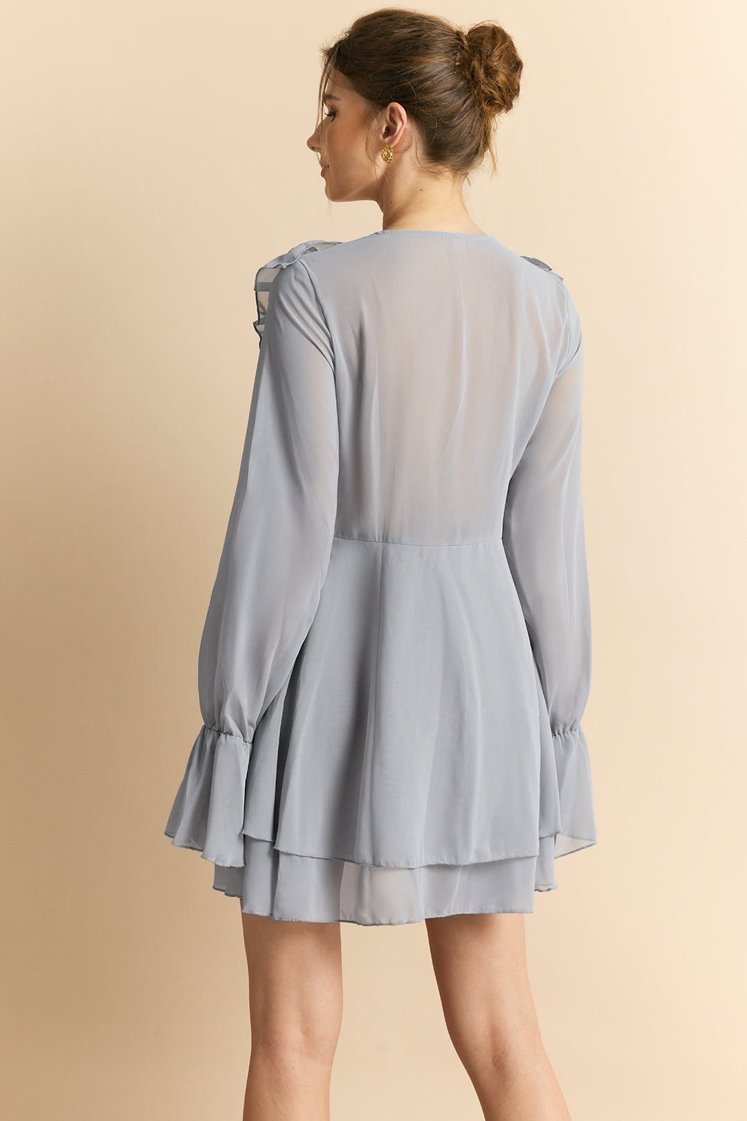 שמלת מיני ארוכת שרוולים עם קפלים וצווארון V בצבע שיפון 