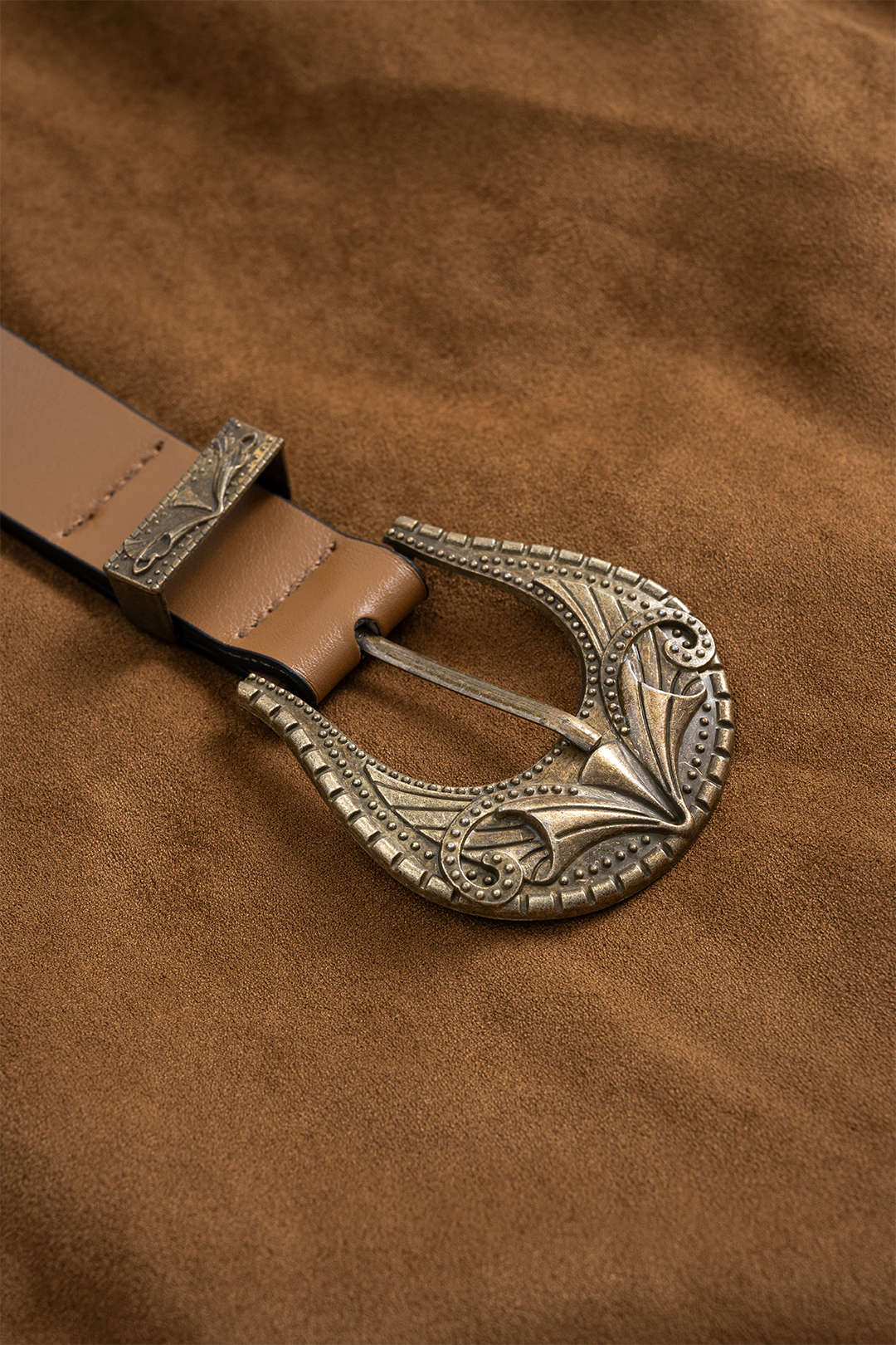 חצאית גבוהה עם חגורה מזמש ומכפלת לא סדירה 