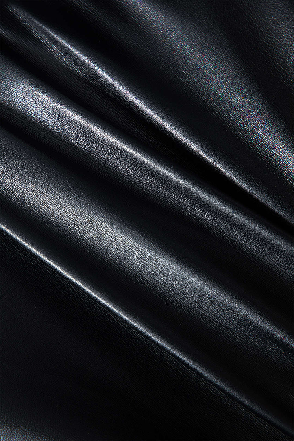 שמלת מיני עם שרוולים ארוכים וטלאים דמוי עור 