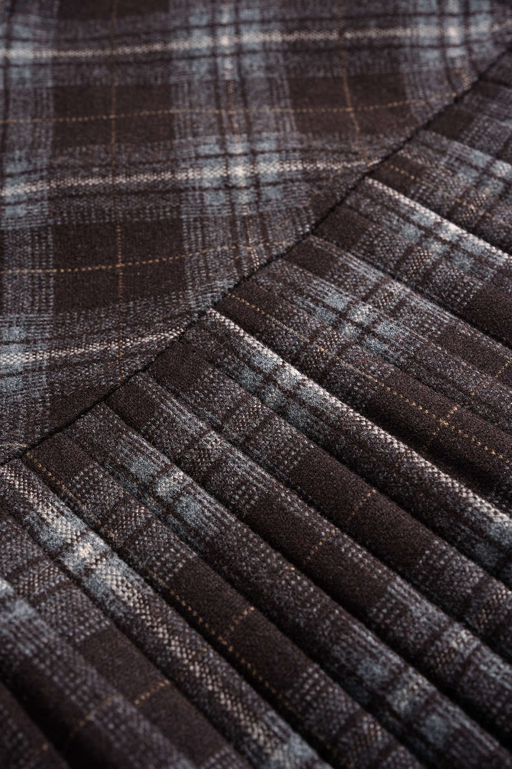 חצאית צמר קפלים עם הדפס משובץ 