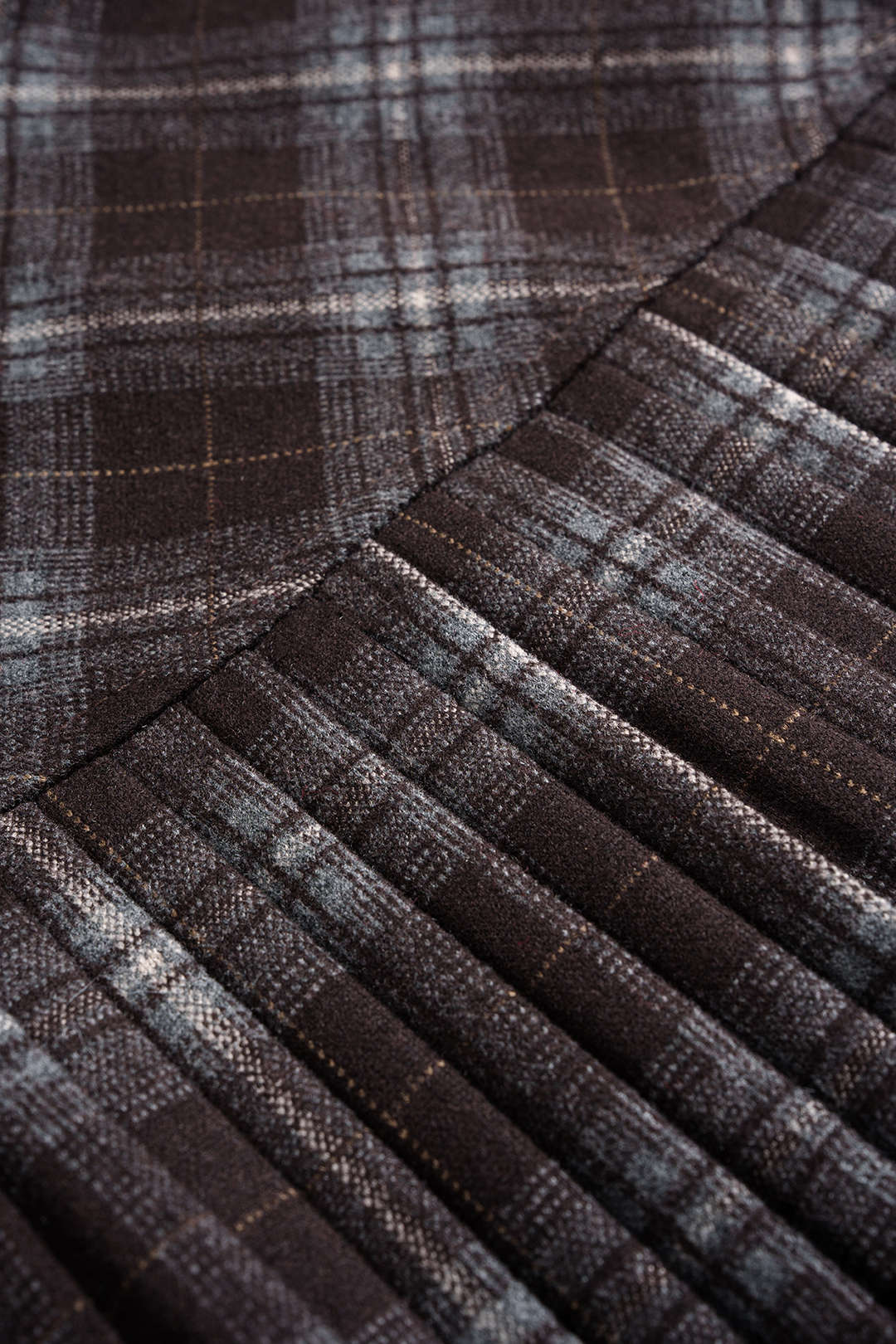 חצאית צמר קפלים עם הדפס משובץ 