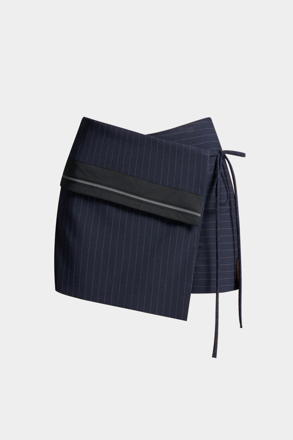 חצאית אסימטרית עם קשירה קדמית ורוכסן 