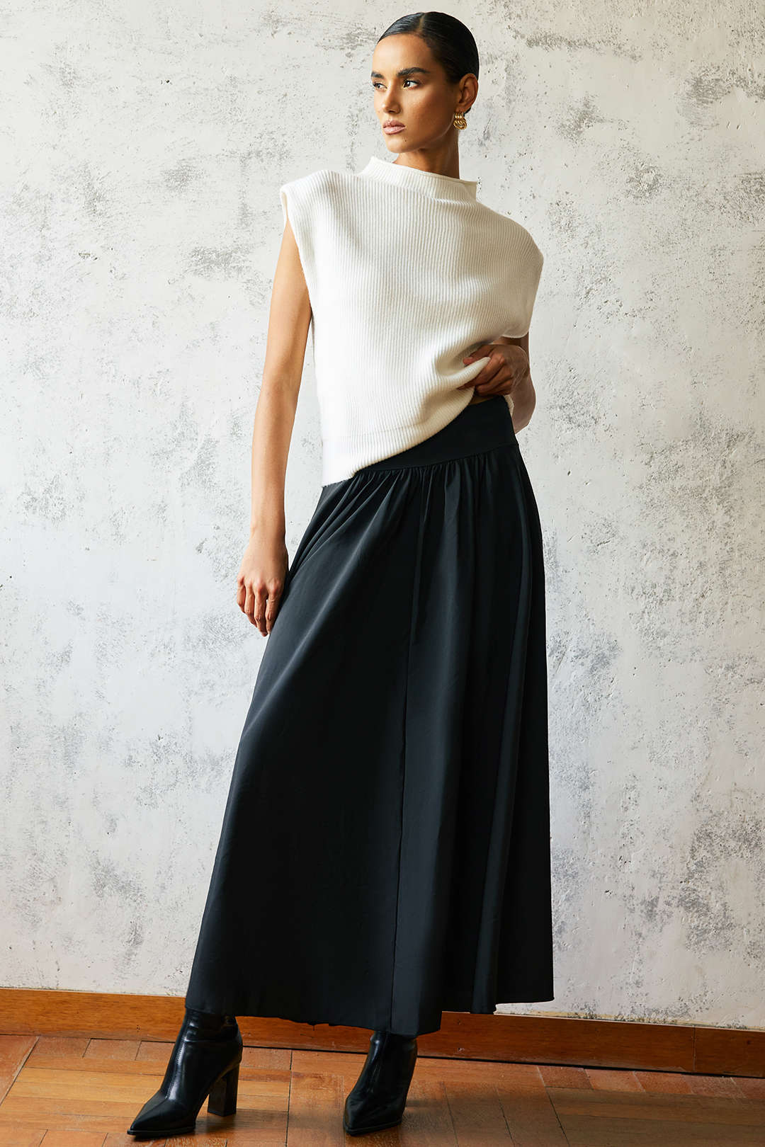 חצאית נפוחה עם מותן גבוה וקשירה 