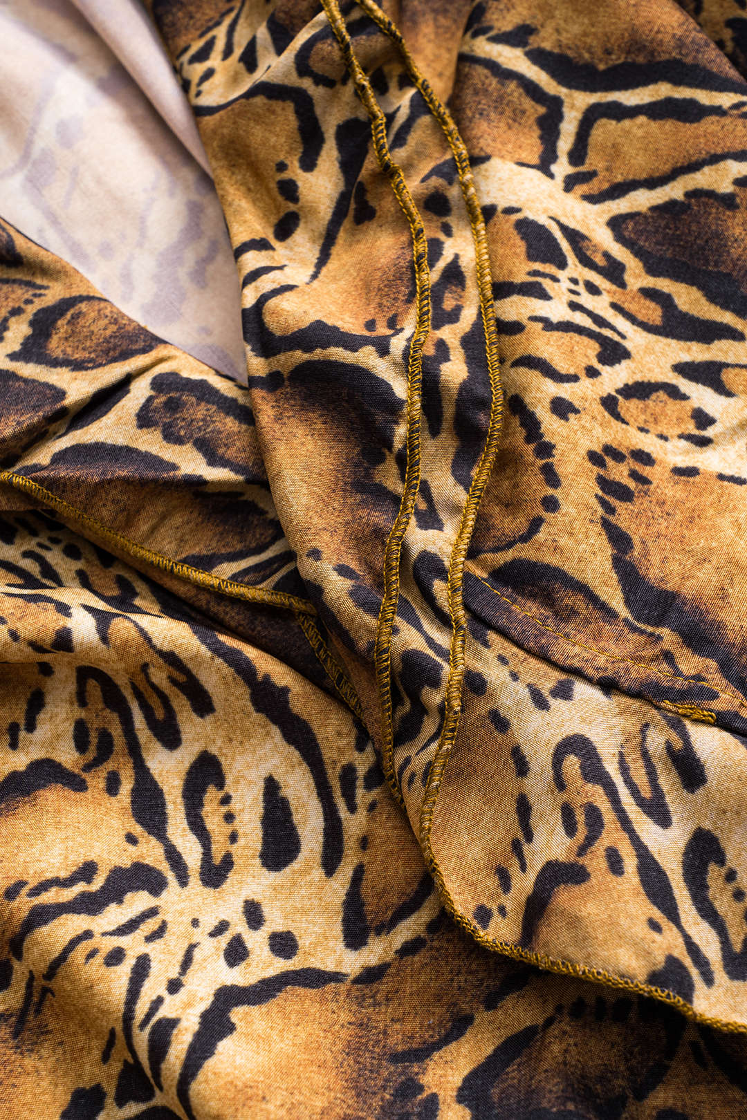 חולצה ארוכת שרוולים עם הדפס נמר וקשירה מלפנים 