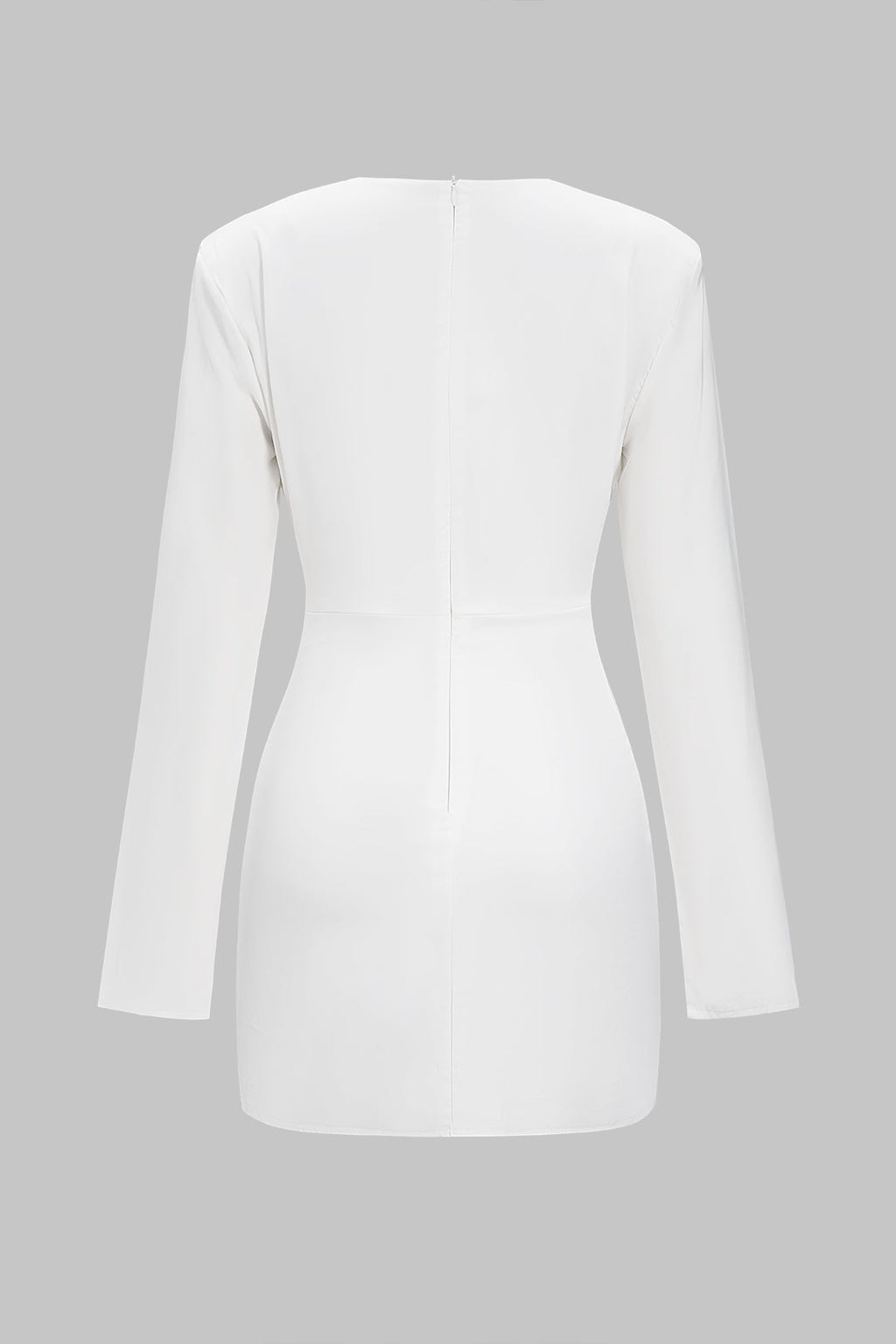 שמלת מיני עם קפלים בגזרה גבוהה, רפידות כתפיים ושרוולים ארוכים 