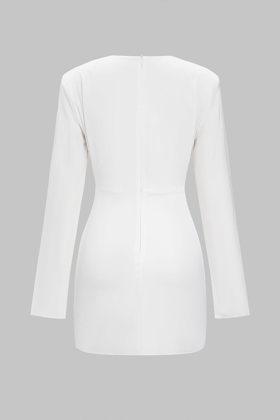 שמלת מיני עם קפלים בגזרה גבוהה, רפידות כתפיים ושרוולים ארוכים 