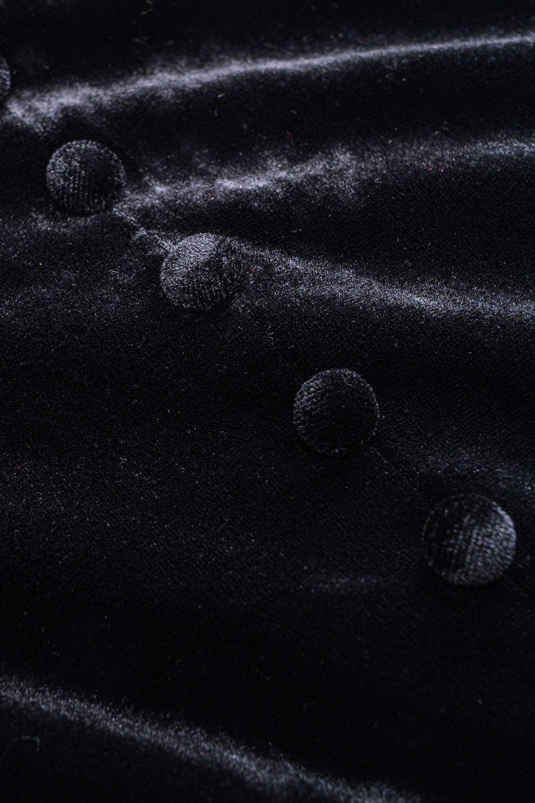 שמלת מיני עם שרוולים ארוכים ורוכסן עם כפתורים וטלאים מקטיפה 