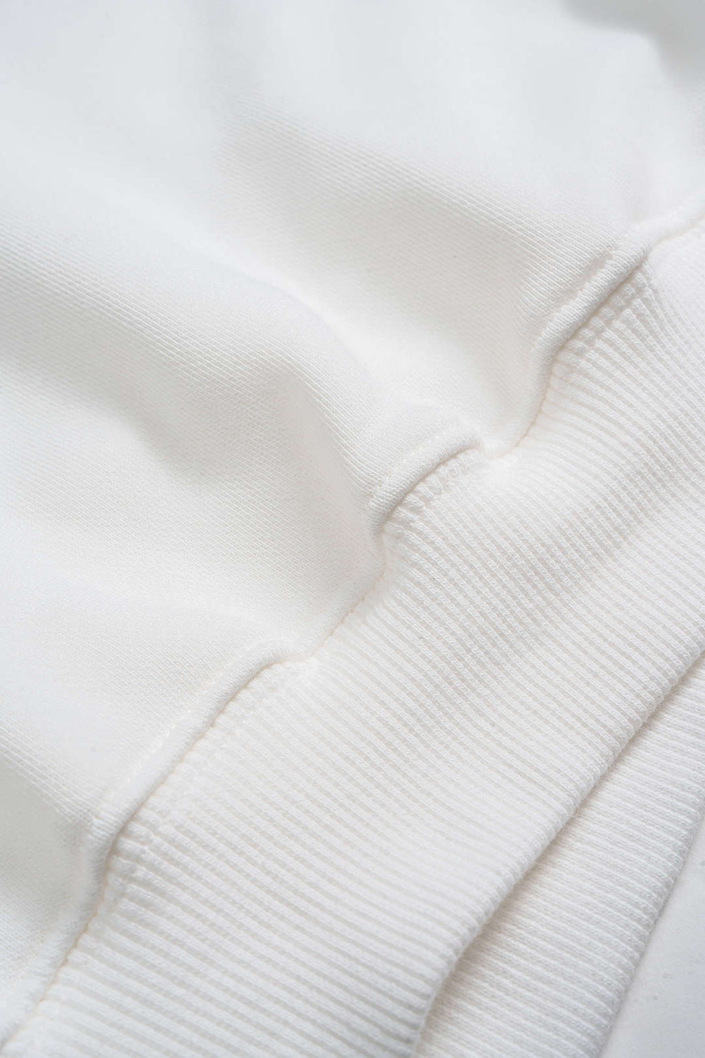 סווטשירט עם צווארון עגול ושרוולים ארוכים עם הדפס אותיות 