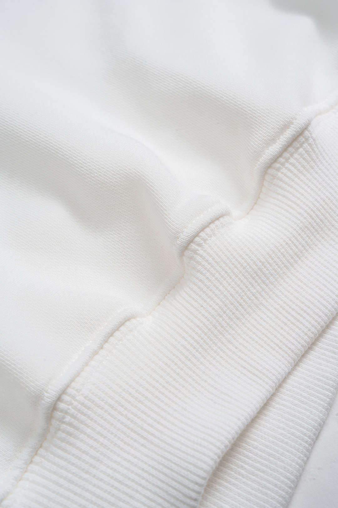 סווטשירט עם צווארון עגול ושרוולים ארוכים עם הדפס אותיות 