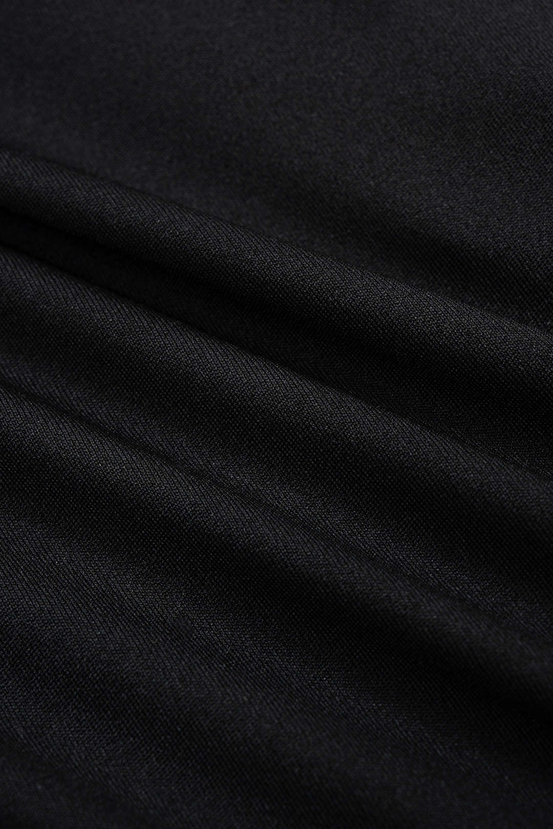 שמלת מיני עם שרוולים ארוכים וקשירה עם כפתורים מטאליים 