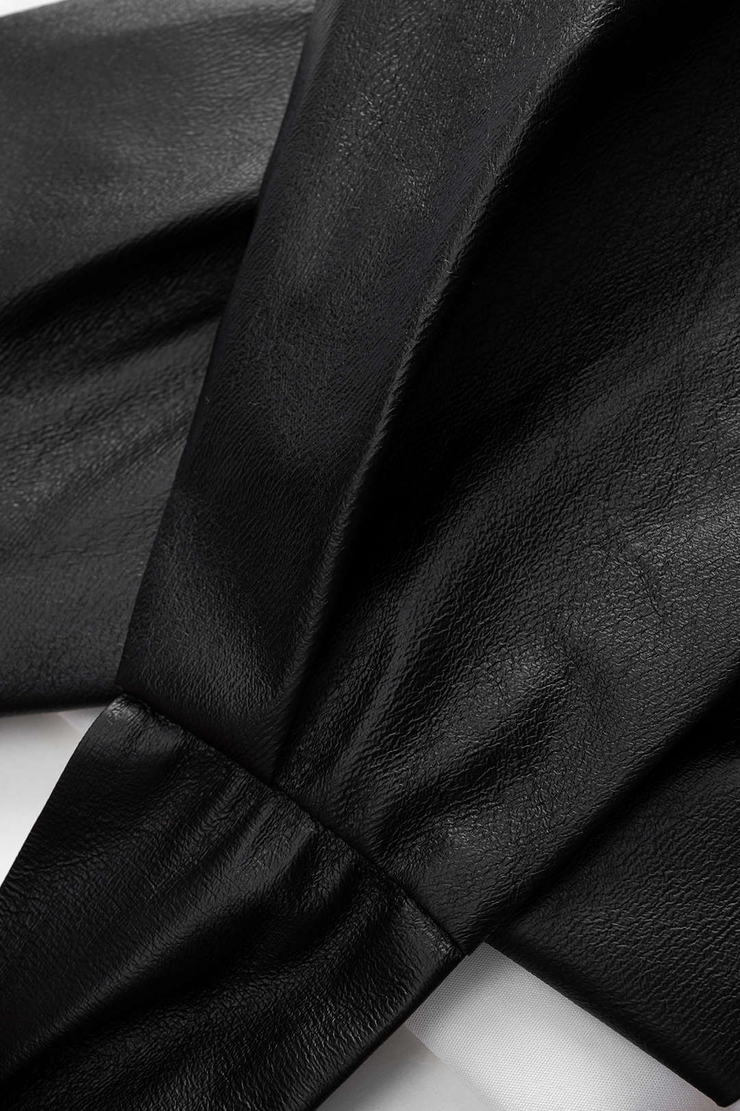 חולצה ארוכת שרוולים עם קשירה בגב הדמוי עור 