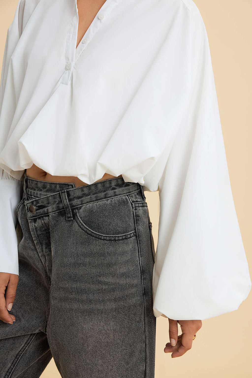 חולצה ארוכת שרוולים עם כפתורים, כתפיים א-סימטריות ופשוטות 