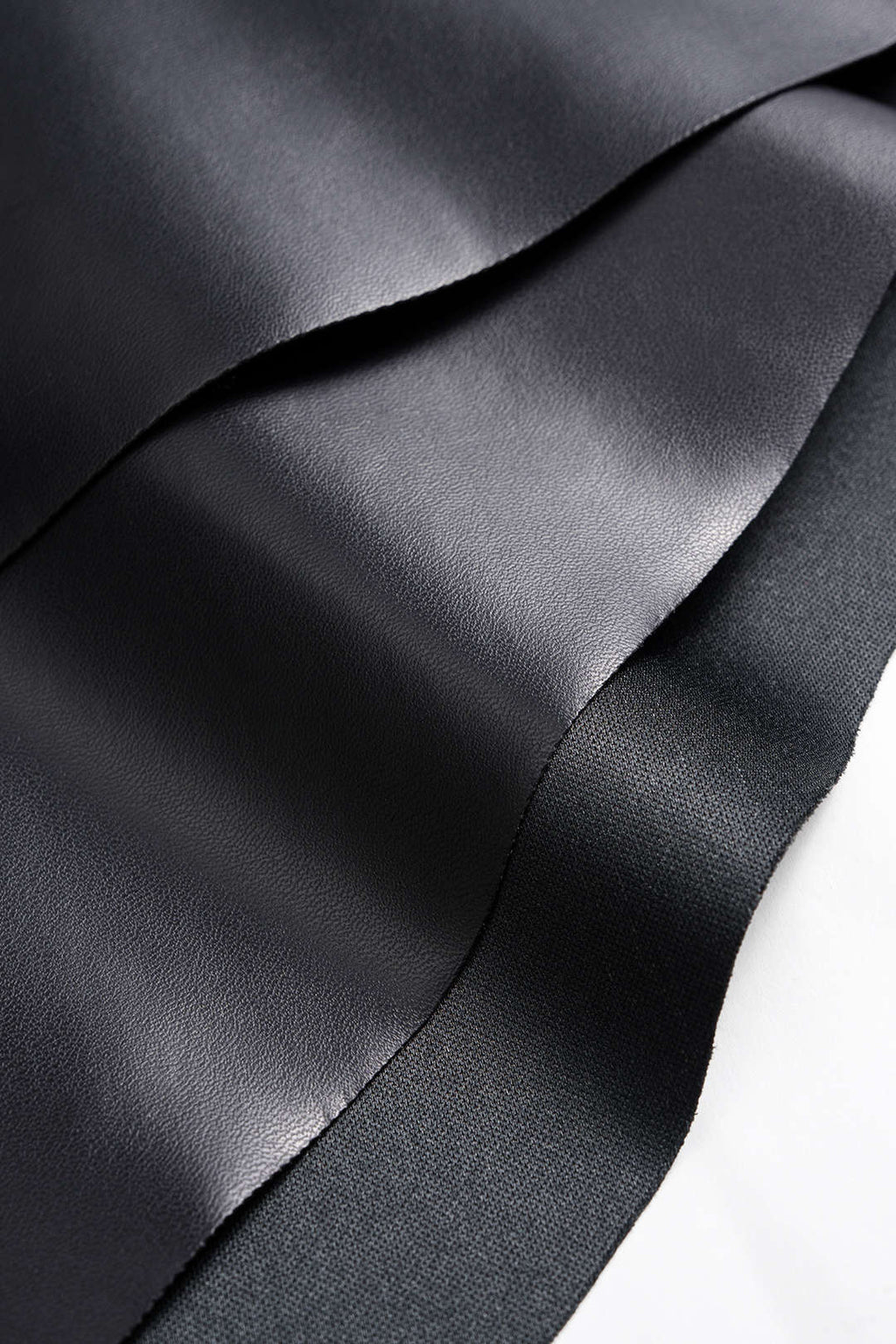 חצאית דמוית עור עם קפלים בגזרה גבוהה 