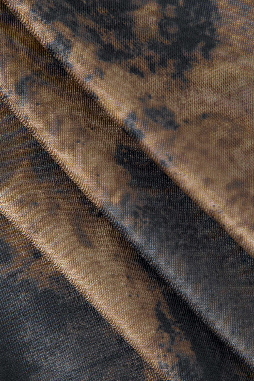 חצאית אסימטרית עם קפלים בגימור טאי דאי 