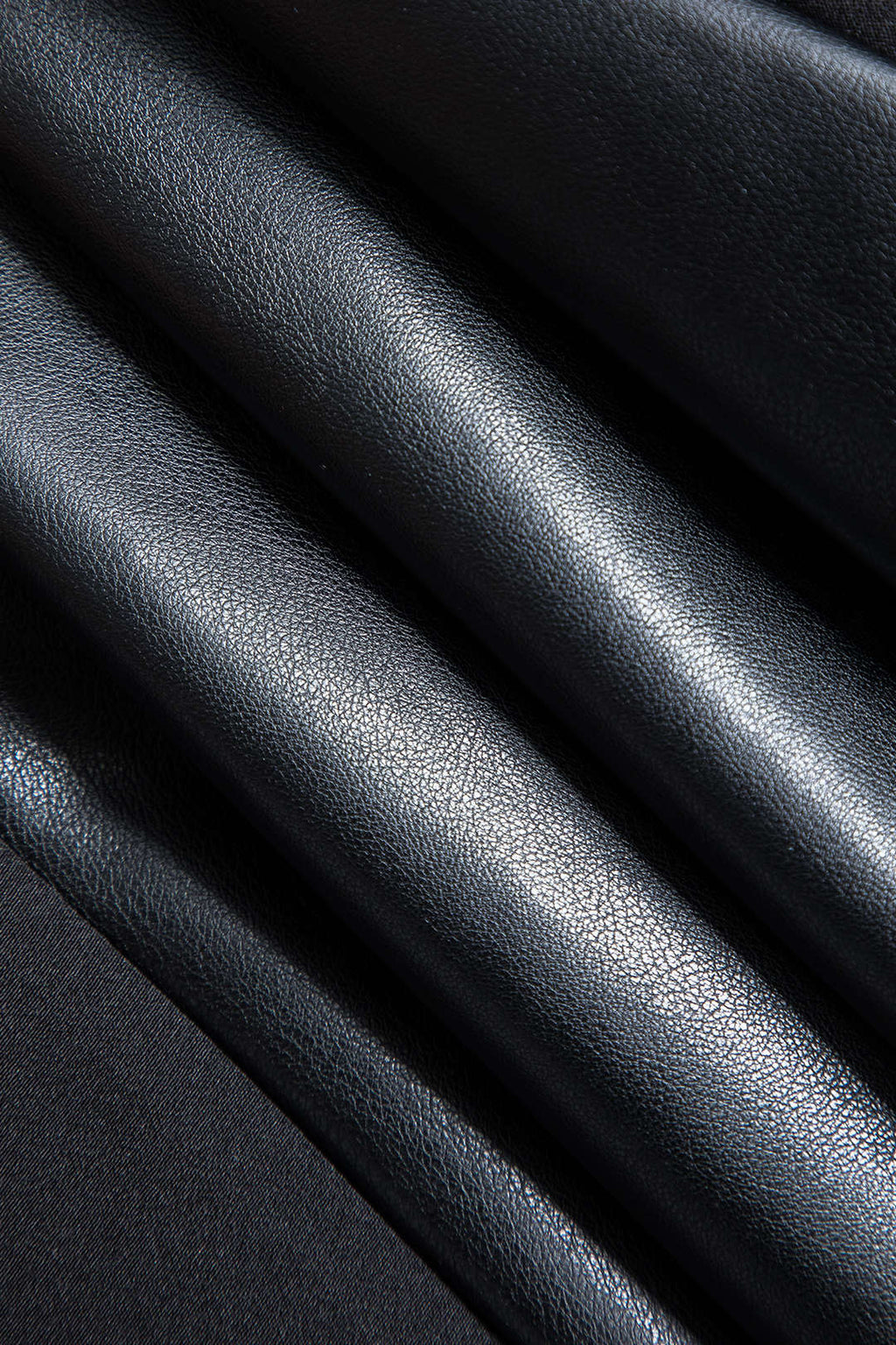 שמלת מיני עם שרוולים ארוכים וצווארון עגול דמוי עור 