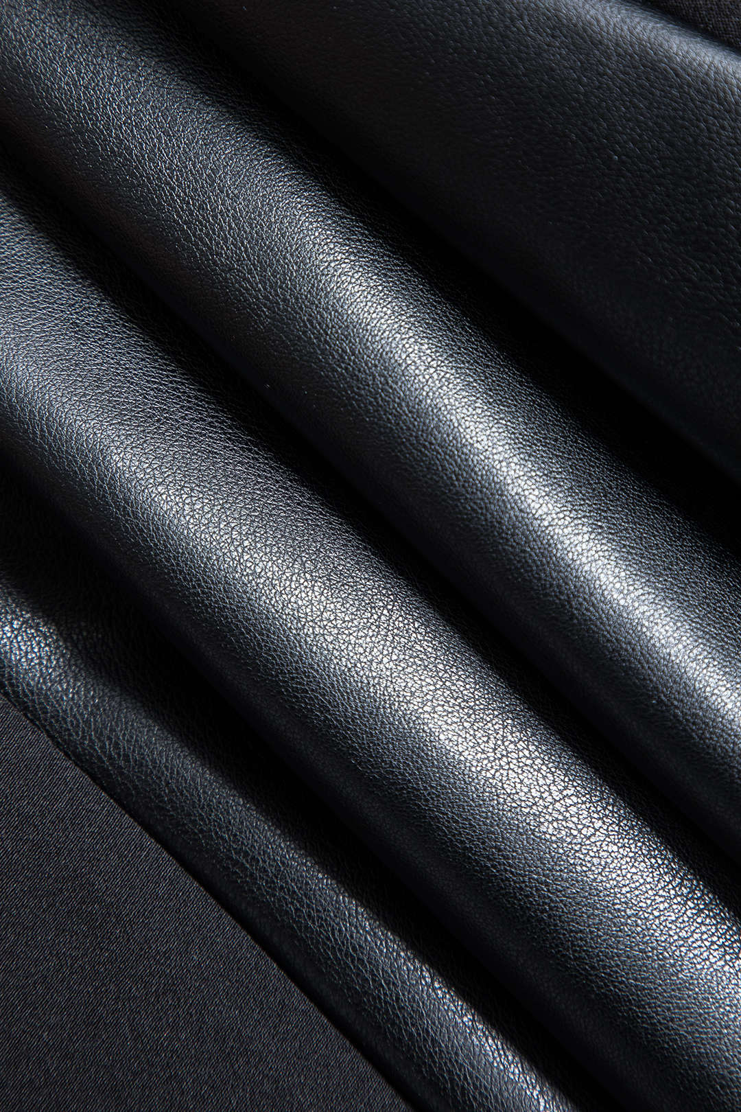 שמלת מיני עם שרוולים ארוכים וצווארון עגול דמוי עור 