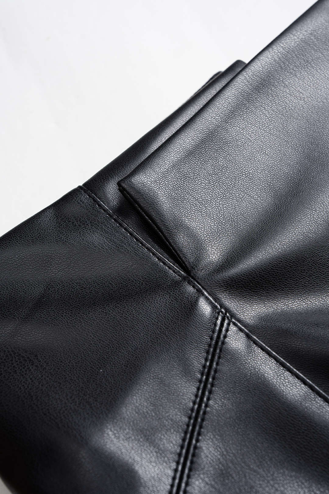 חצאית אסימטרית עם קפלים דמוי עור 