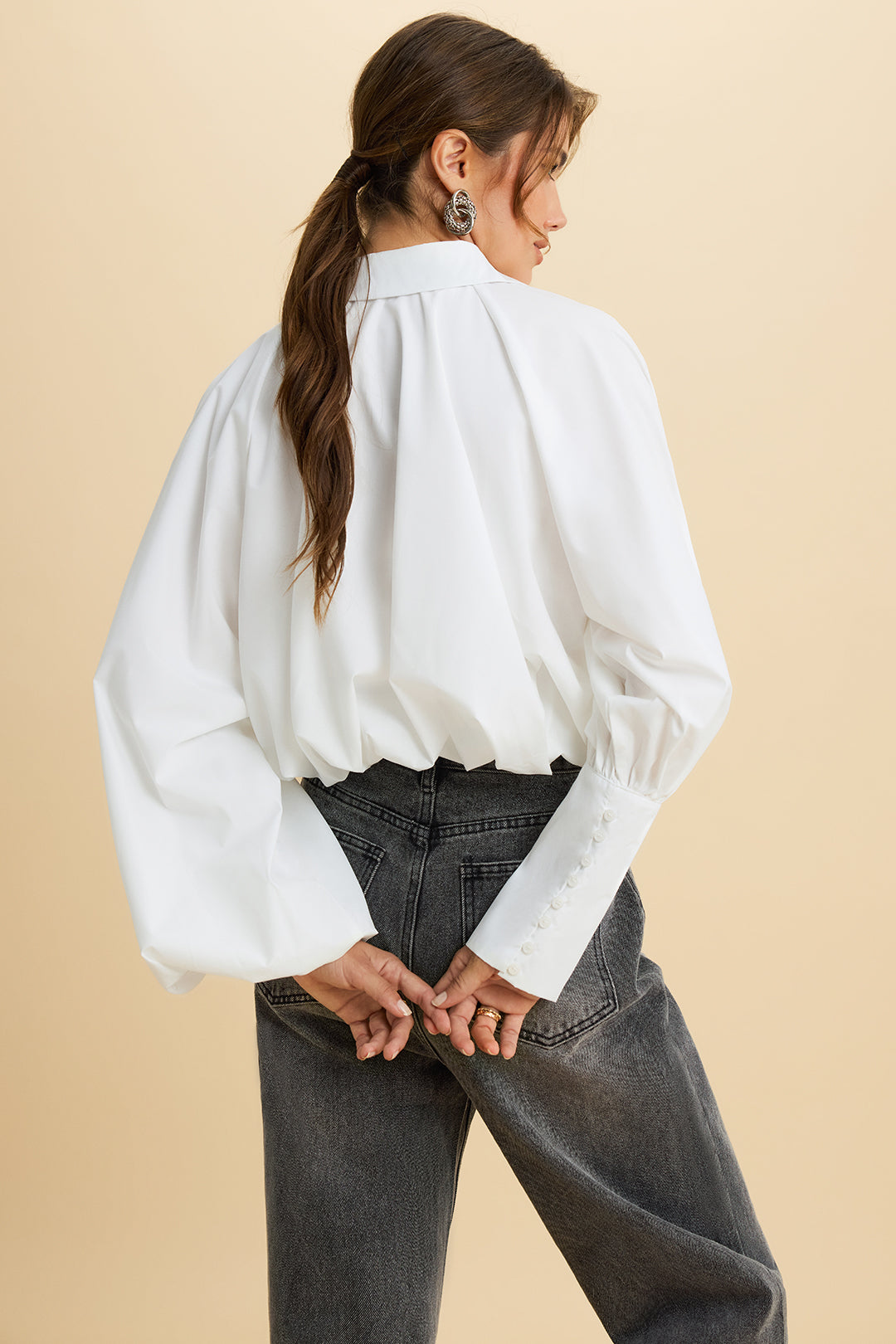 חולצה ארוכת שרוולים עם כפתורים, כתפיים א-סימטריות ופשוטות 