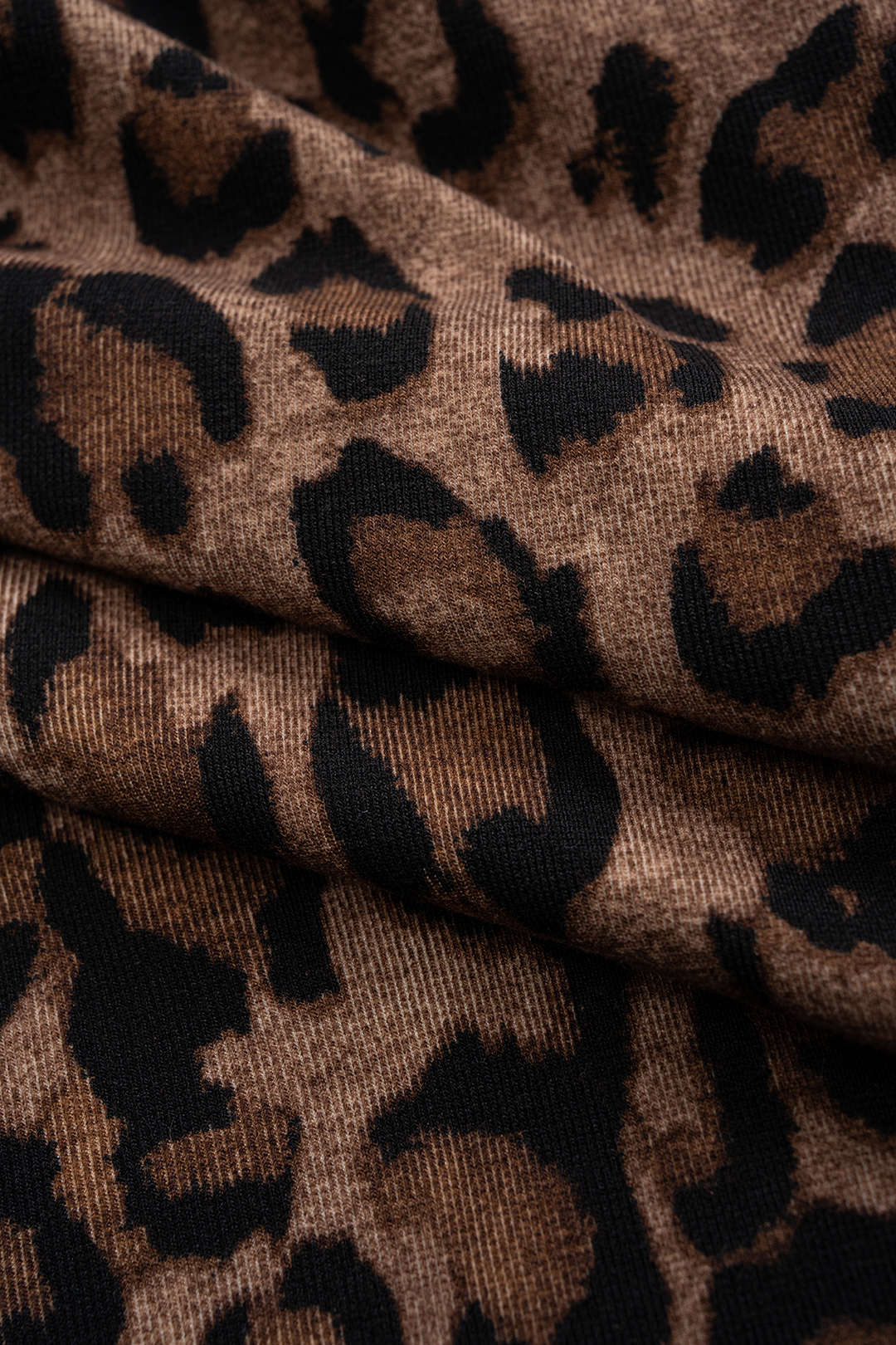 שמלת מיני עם שרוולים ארוכים וטלאים של דמוי עור עם הדפס נמר 