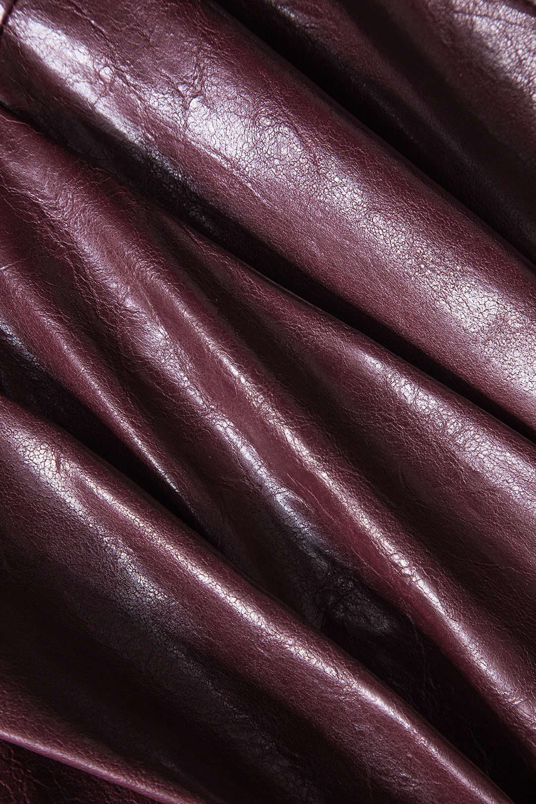 חצאית דמוית עור עם עיטורי קפלים 