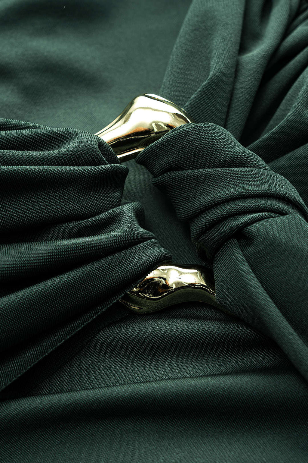 שמלת מיני ארוכת שרוולים עם קפלים וקשירה מטאלית 