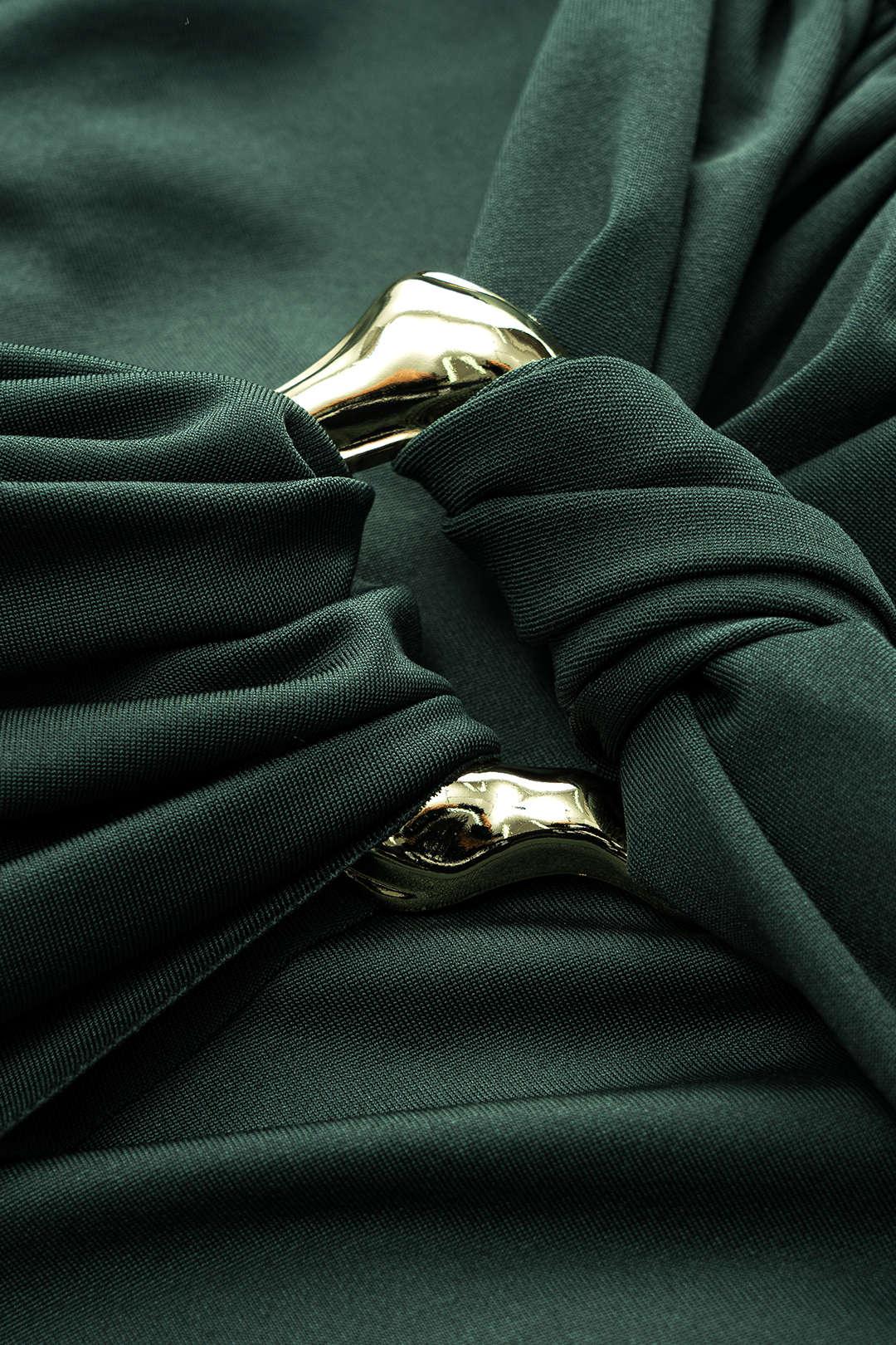 שמלת מיני ארוכת שרוולים עם קפלים וקשירה מטאלית 