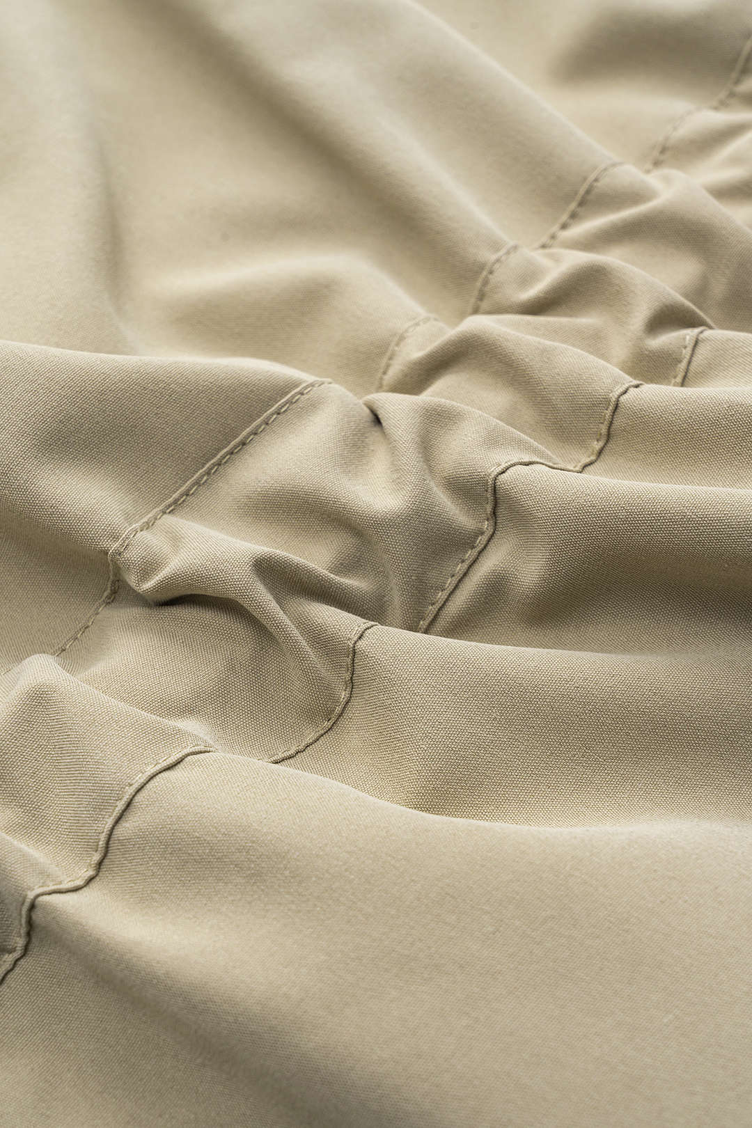 שמלת מיני עם שרוולים ארוכים, כפתורים וכיסים עם חגורה 