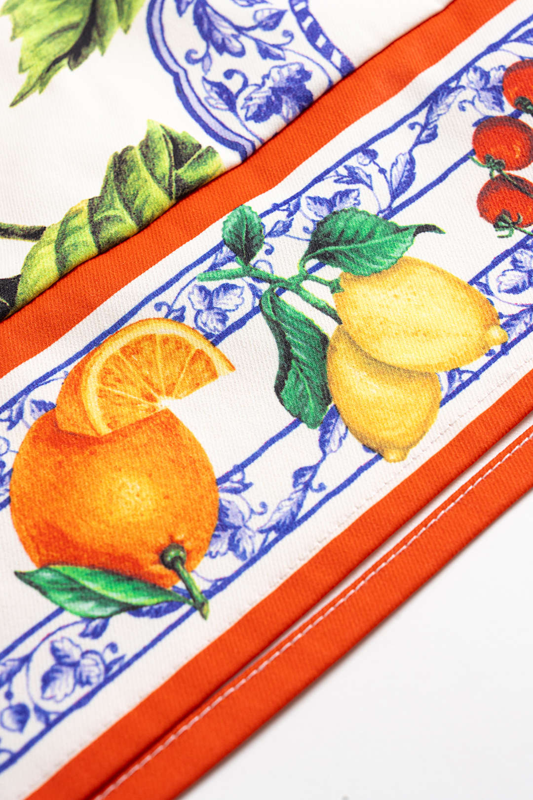 חצאית עם הדפס פרחוני של פירות 