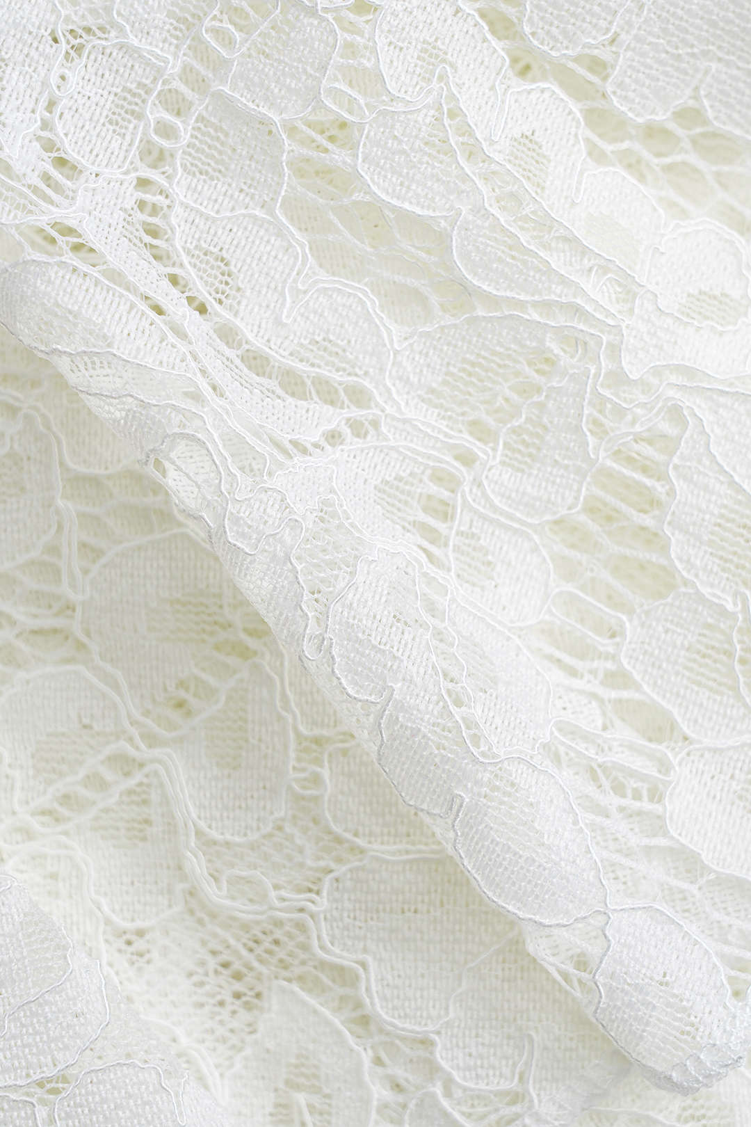 שמלת מיני עם צווארון וי ושרוולים ארוכים של תחרה 