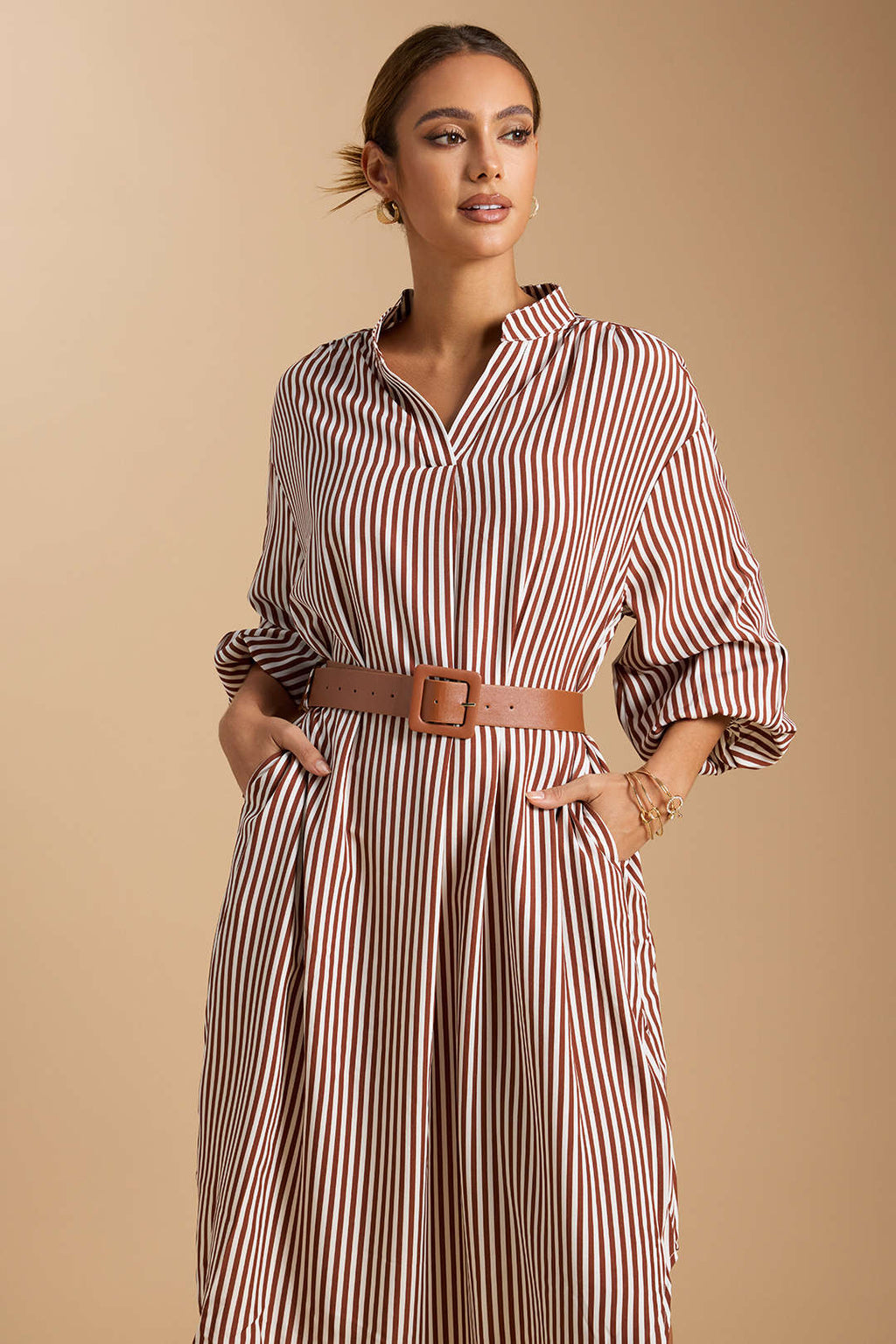 שמלת מידי עם צווארון V והדפס פסים ושרוולים ארוכים בחגורה 