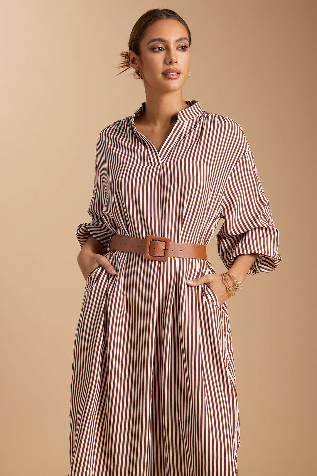 שמלת מידי עם צווארון V והדפס פסים ושרוולים ארוכים בחגורה 