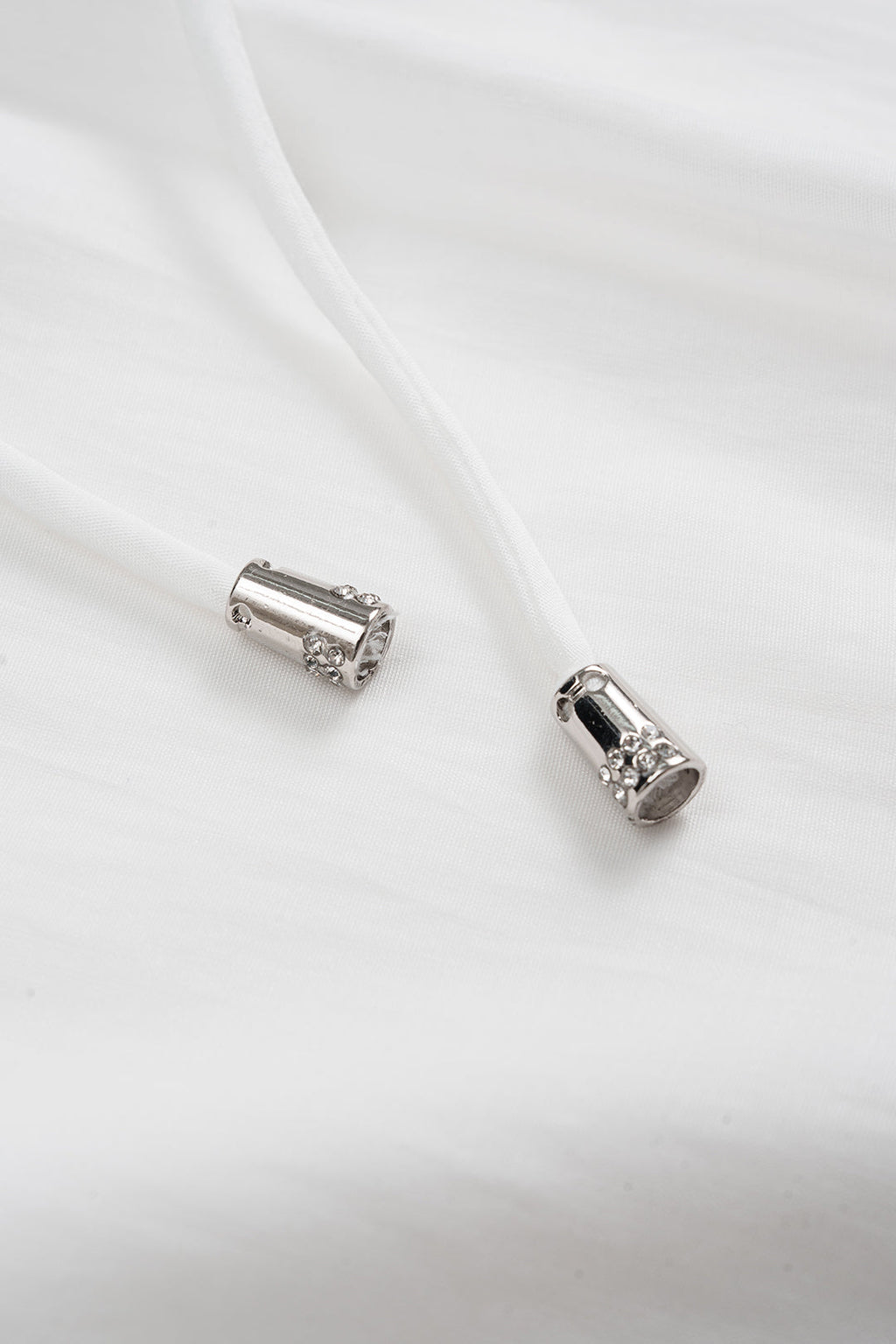 חולצה ארוכת שרוולים עם קפלים וקשירה מלפנים של שיפון 