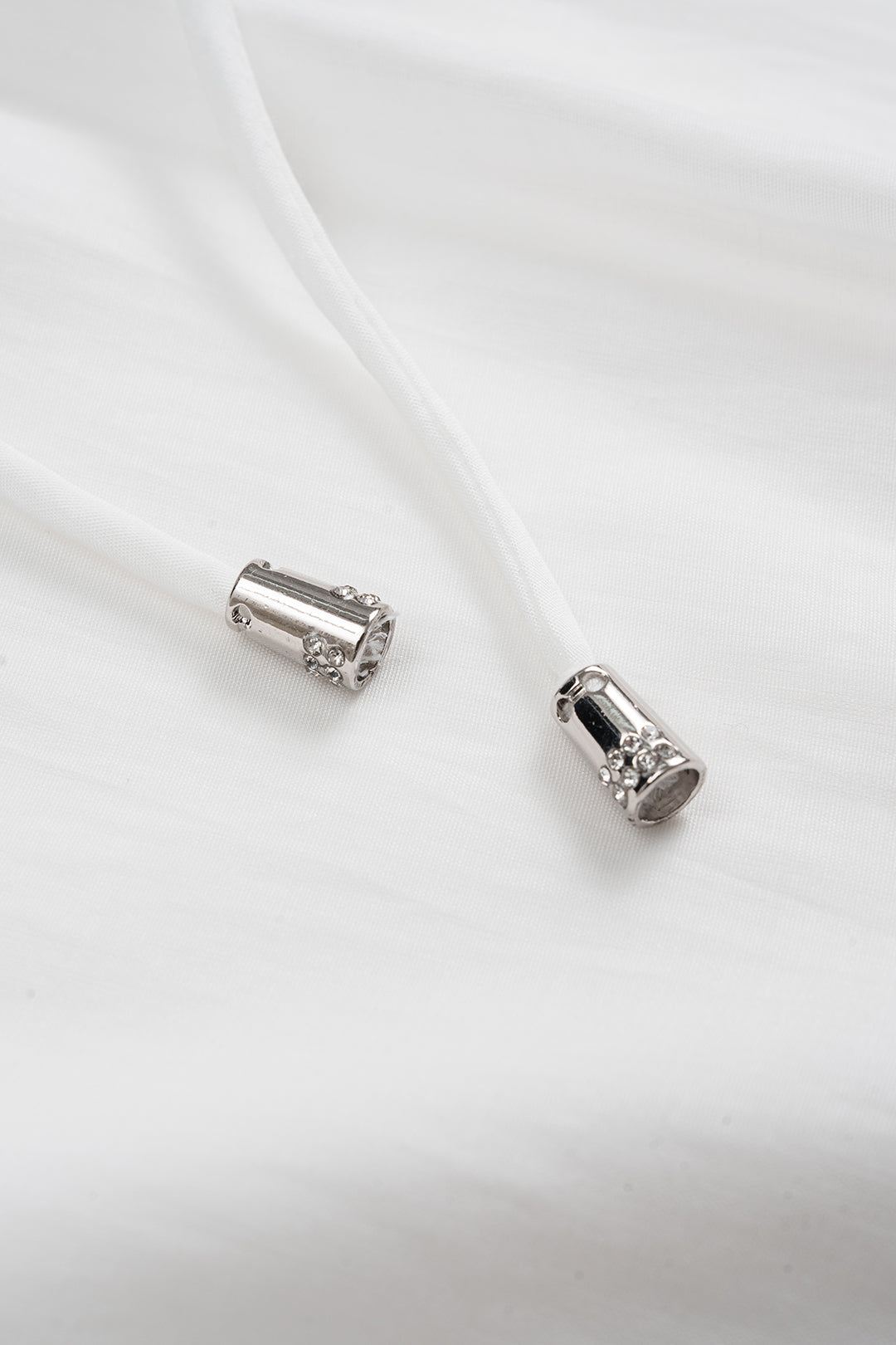 חולצה ארוכת שרוולים עם קפלים וקשירה מלפנים של שיפון 