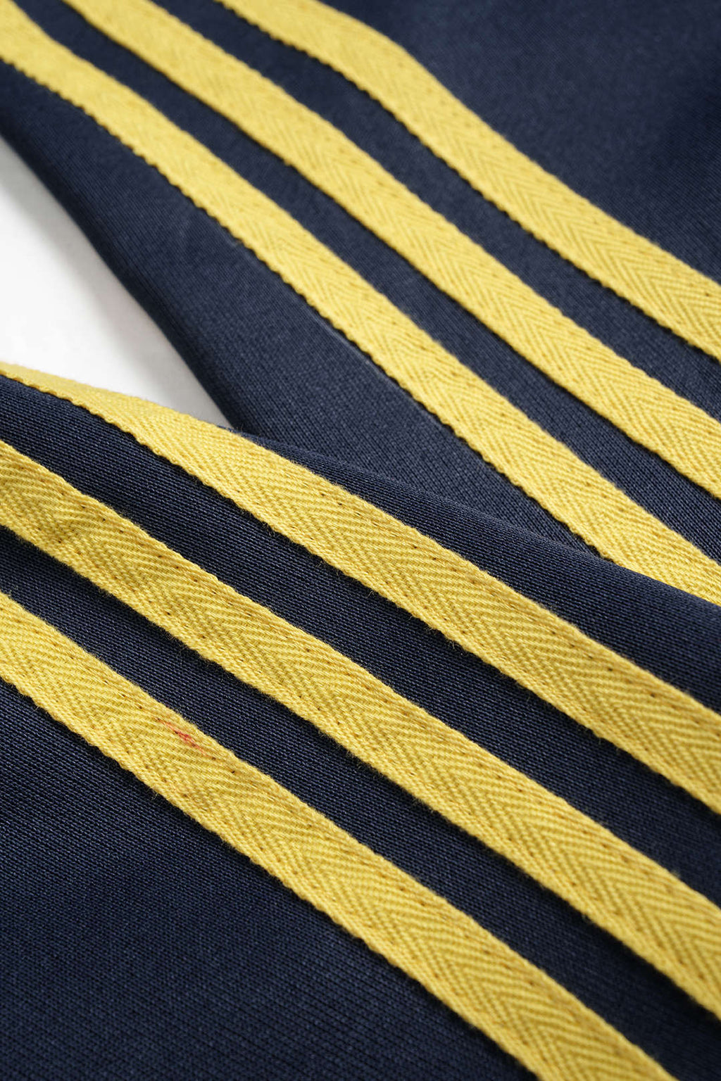 קפוצ'ון עם רוכסן ניגודי 