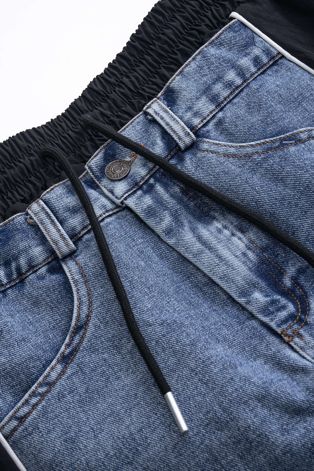 חצאית ג'ינס עם טלאים ושרוכים בגזרה גבוהה 