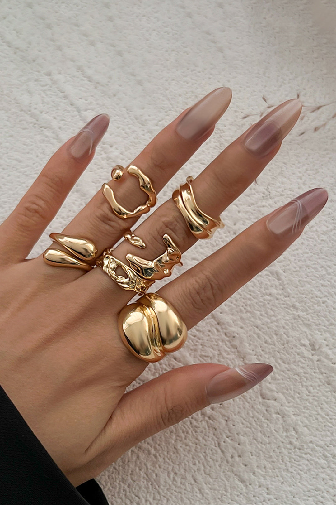 Anillo Multicapas Entretejidas de Diseño Irregular Elegante