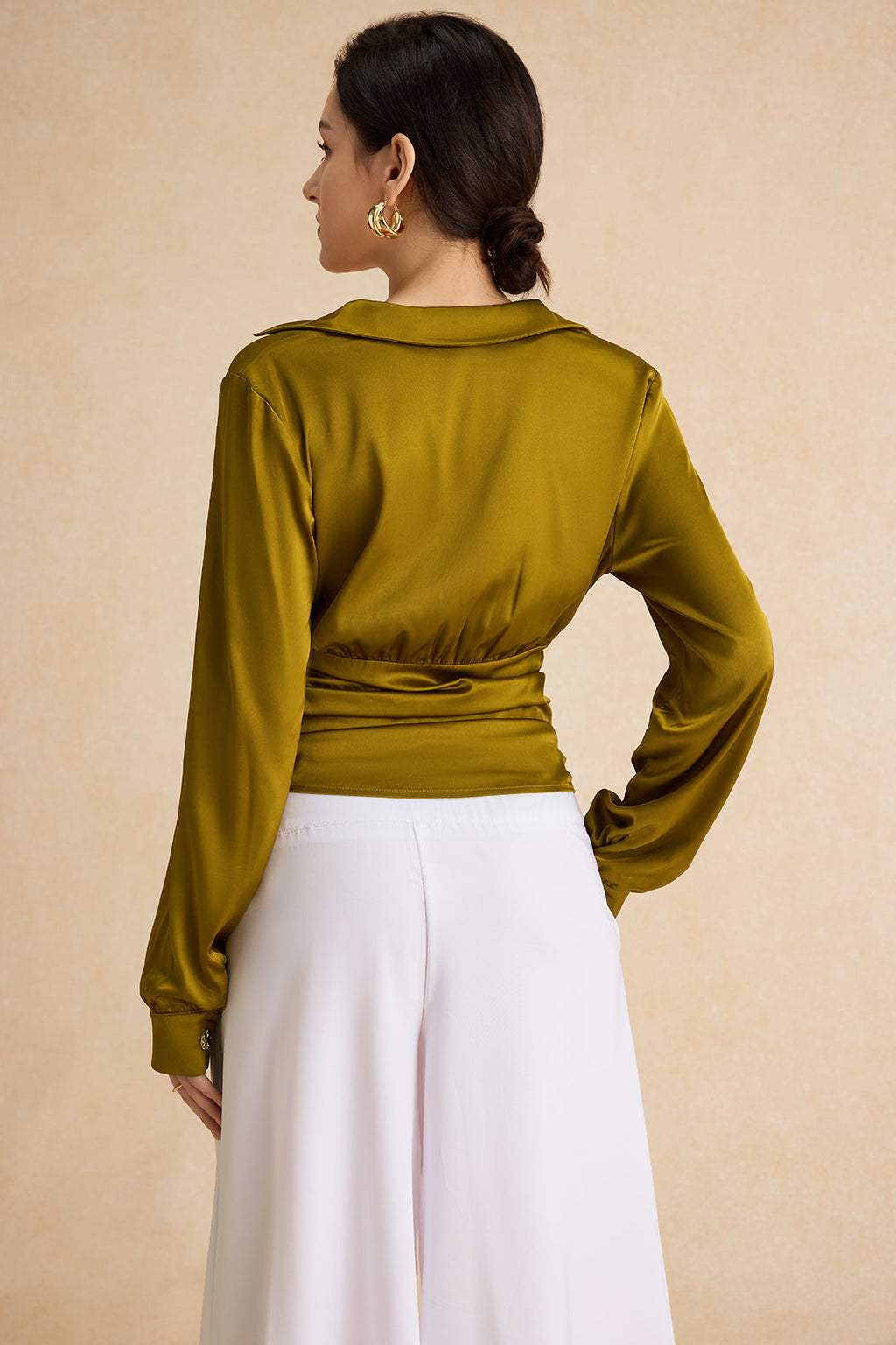 חולצה ארוכת שרוולים עם קפלים וקשירה מלפנים של סאטן 