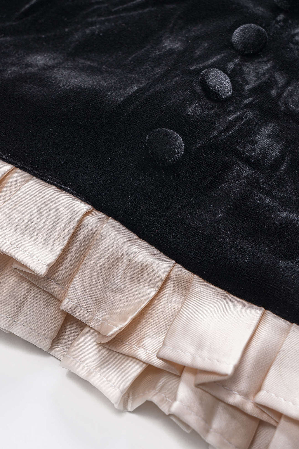 שמלת מיני עם שרוולים ארוכים ורוכסן עם כפתורים וטלאים מקטיפה 