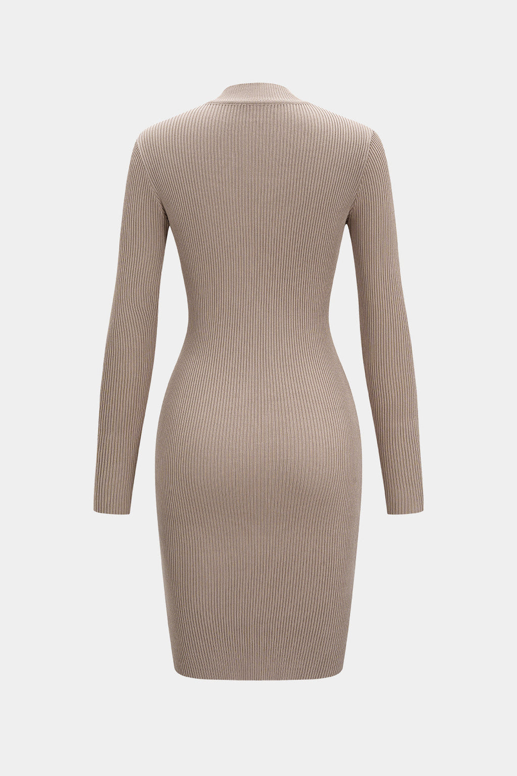 שמלה ארוכה עם שרוולים ארוכים וגזרות בגזרה צמודה עם כפתורים מטאליים 