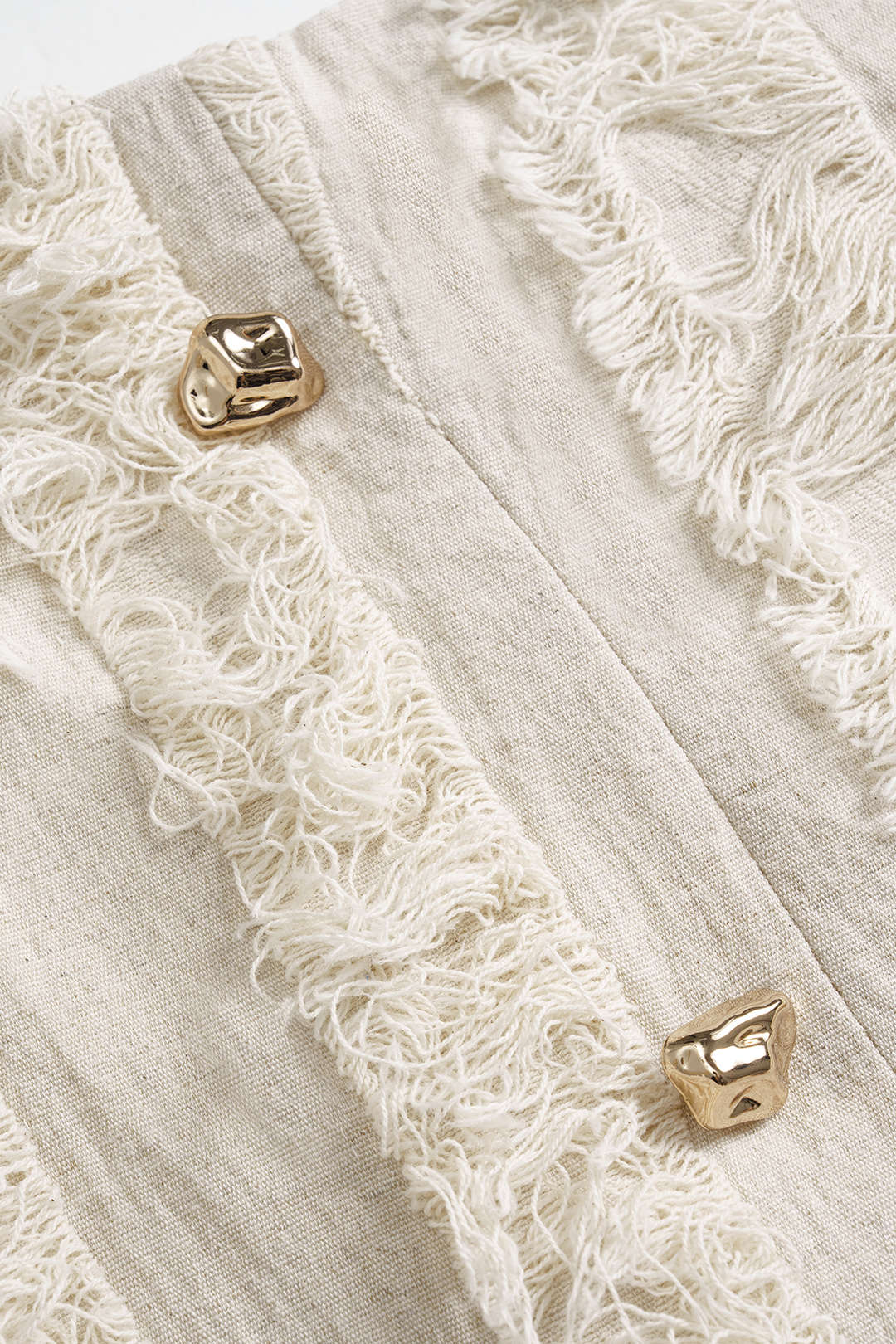 חצאית אסימטרית עם פרנזים מפשתן ועם כפתורים מטאליים 